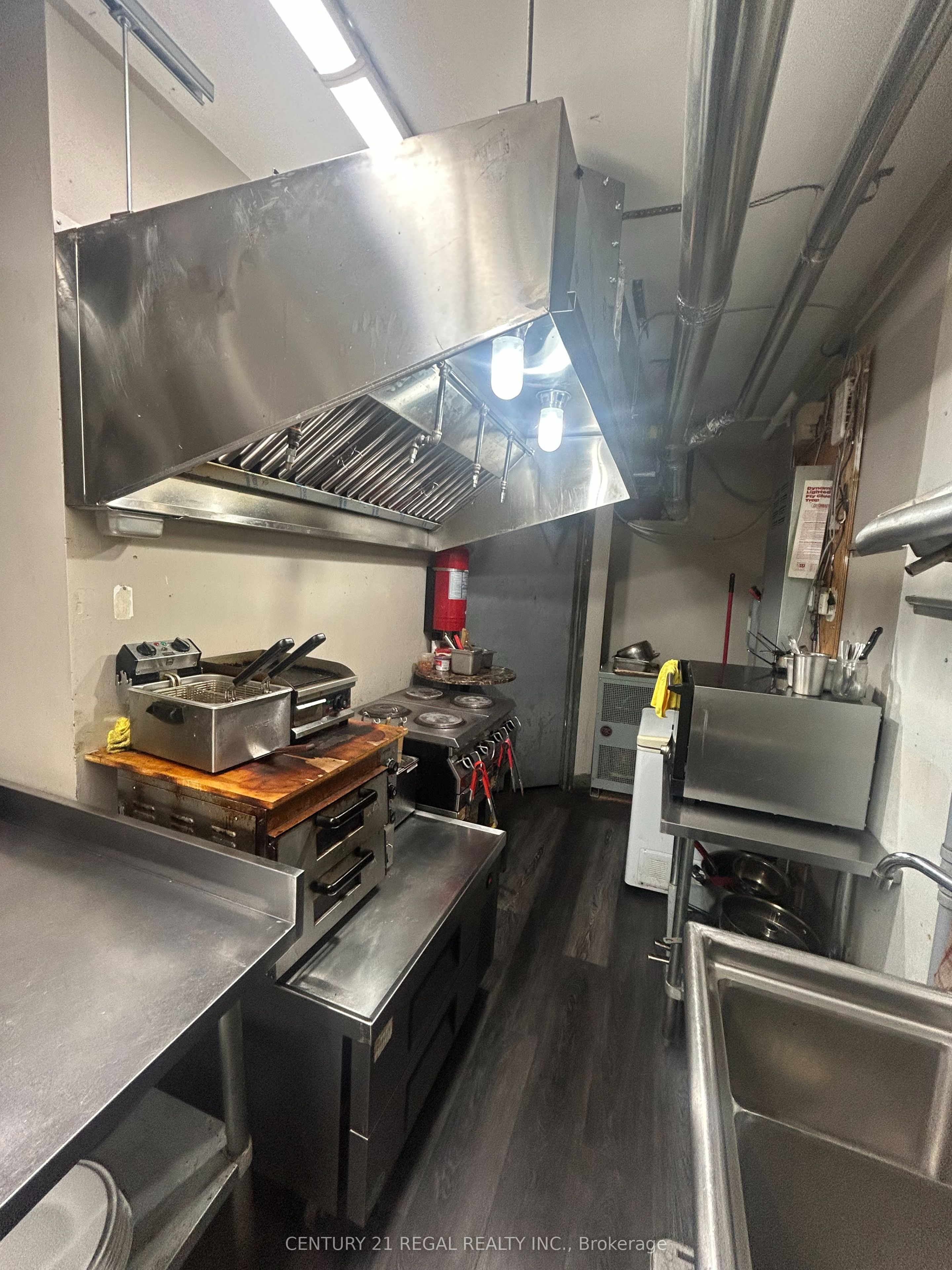 1183 Dundas Street W