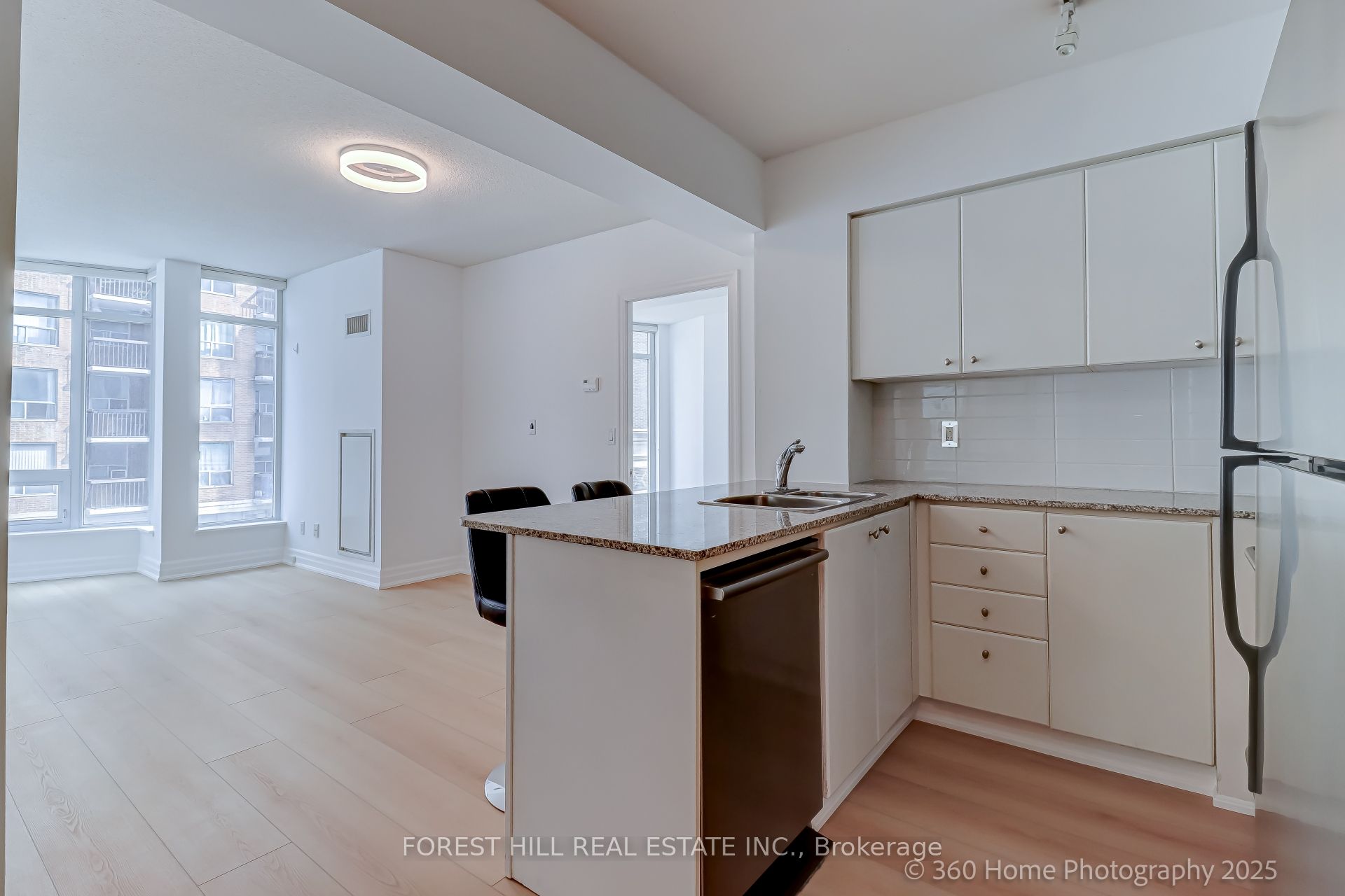 8 Scollard Street 302