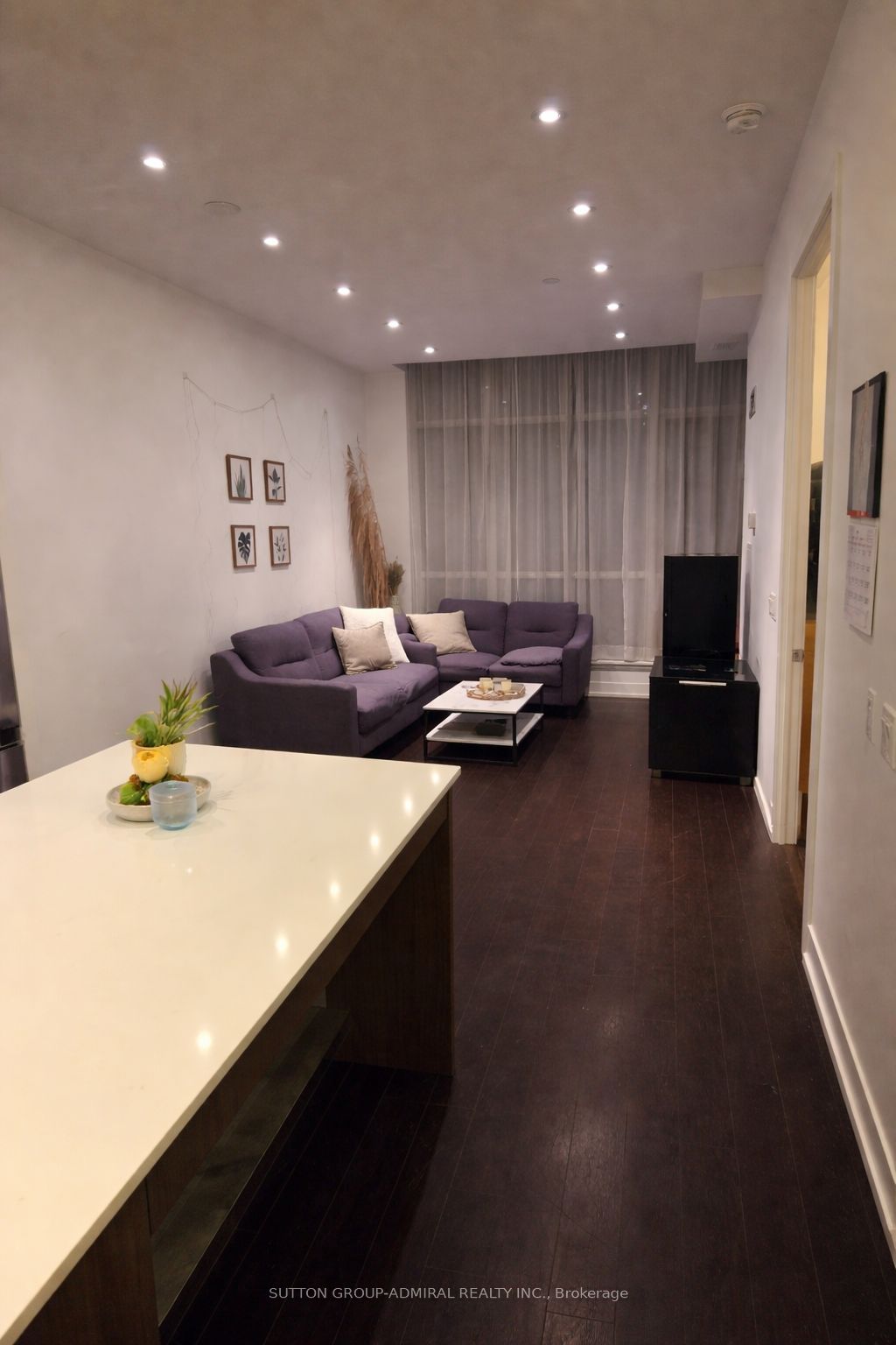 9471 Yonge Street 215