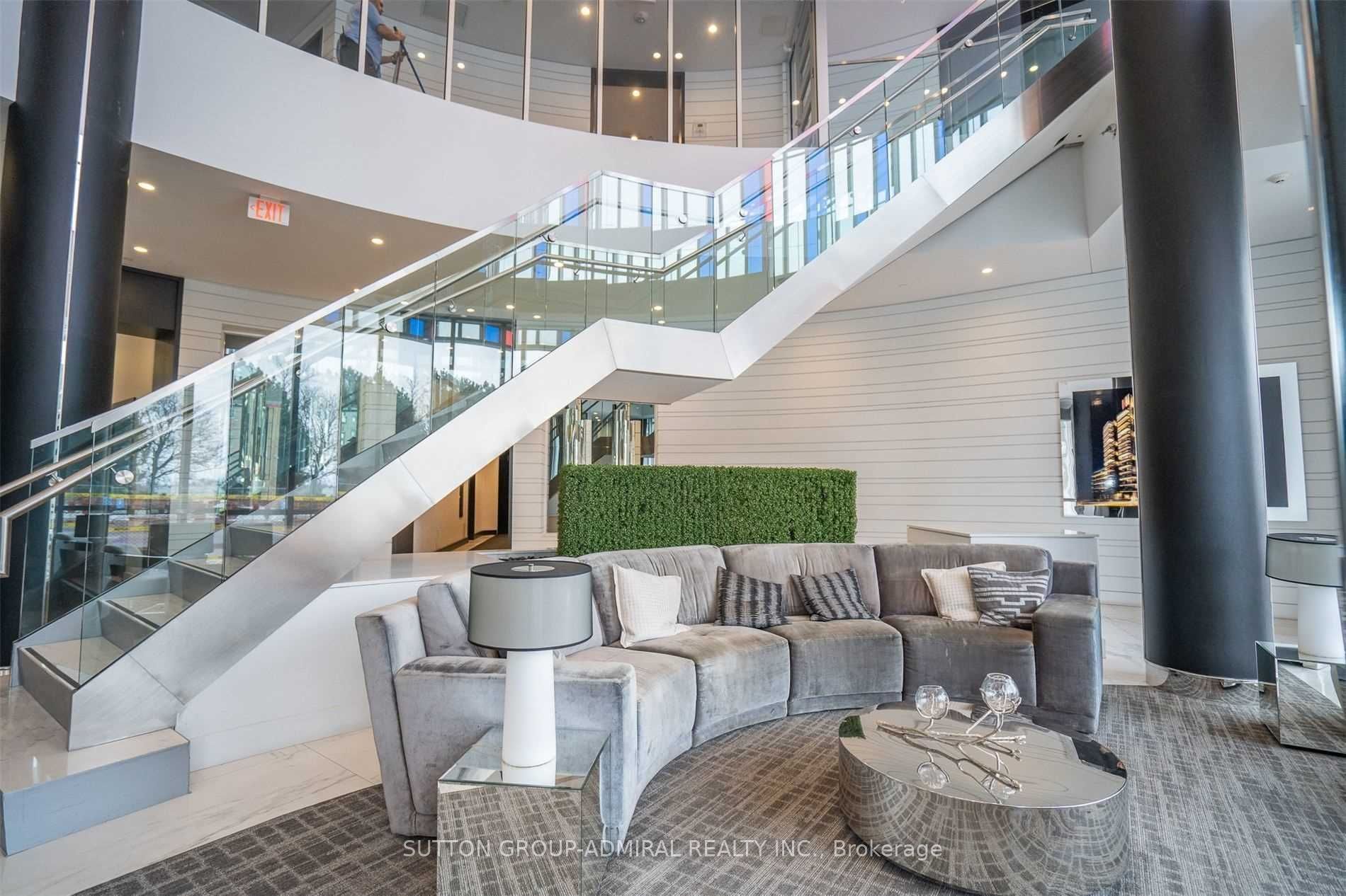 9471 Yonge Street 215