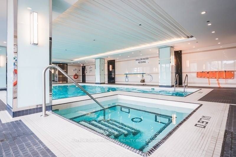 9471 Yonge Street 215