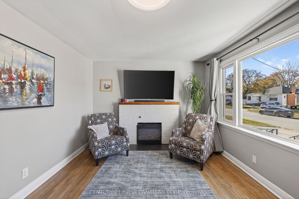 Photo of 118 Gordon Street, Sarnia, ON N7T 6N8 (MLS # X12544190)