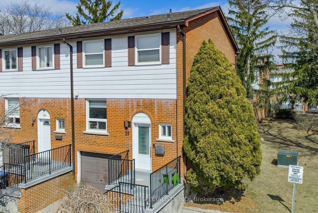 Photo of 2445 Homelands Drive #25, Mississauga, ON L5K 2C6 (MLS # W13064732)