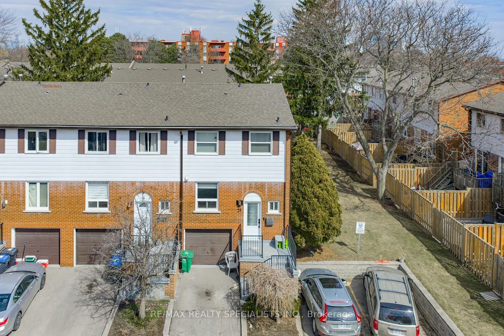 Photo of 2445 Homelands Drive #25, Mississauga, ON L5K 2C6 (MLS # W13064732)