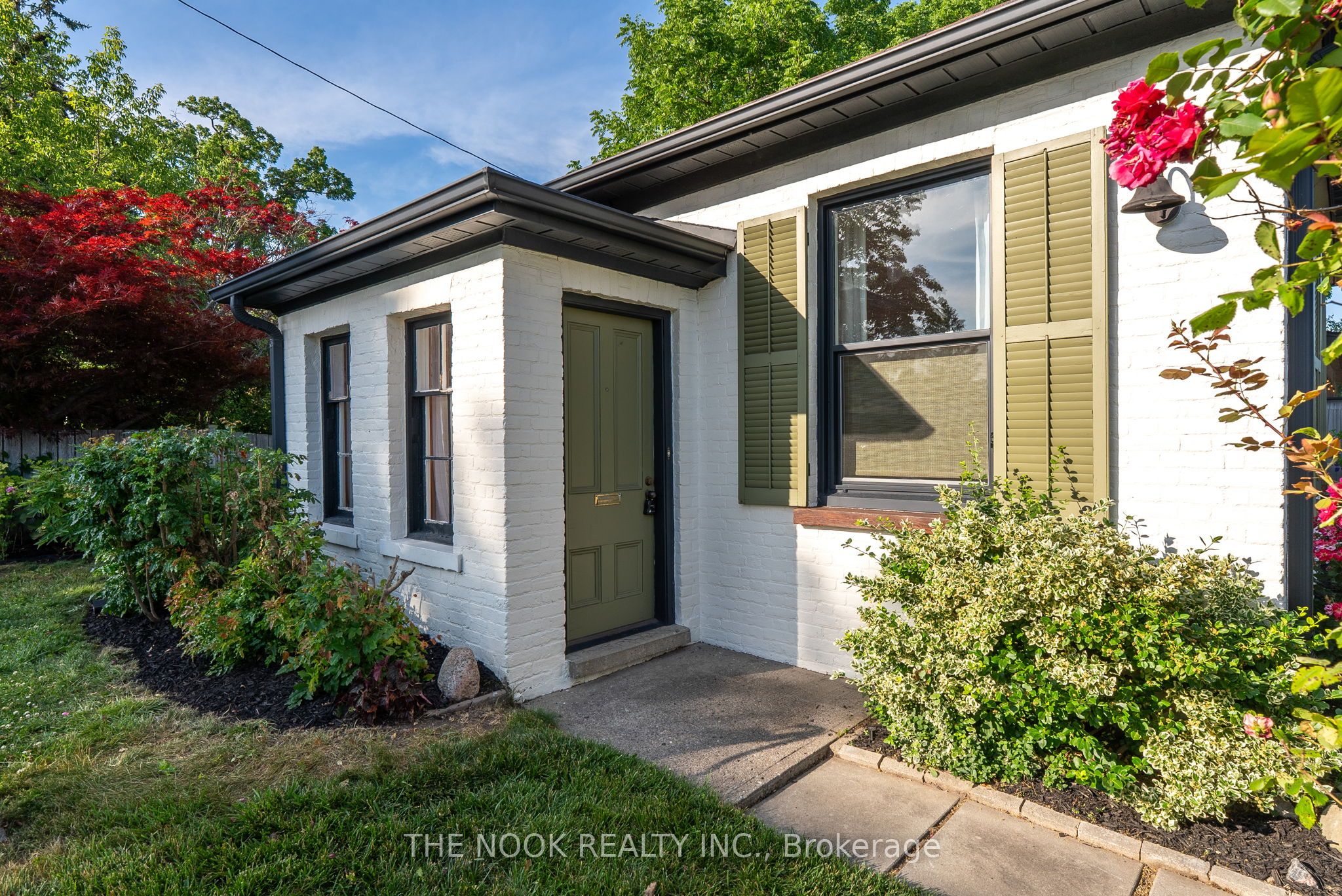 1009 Centre Street S