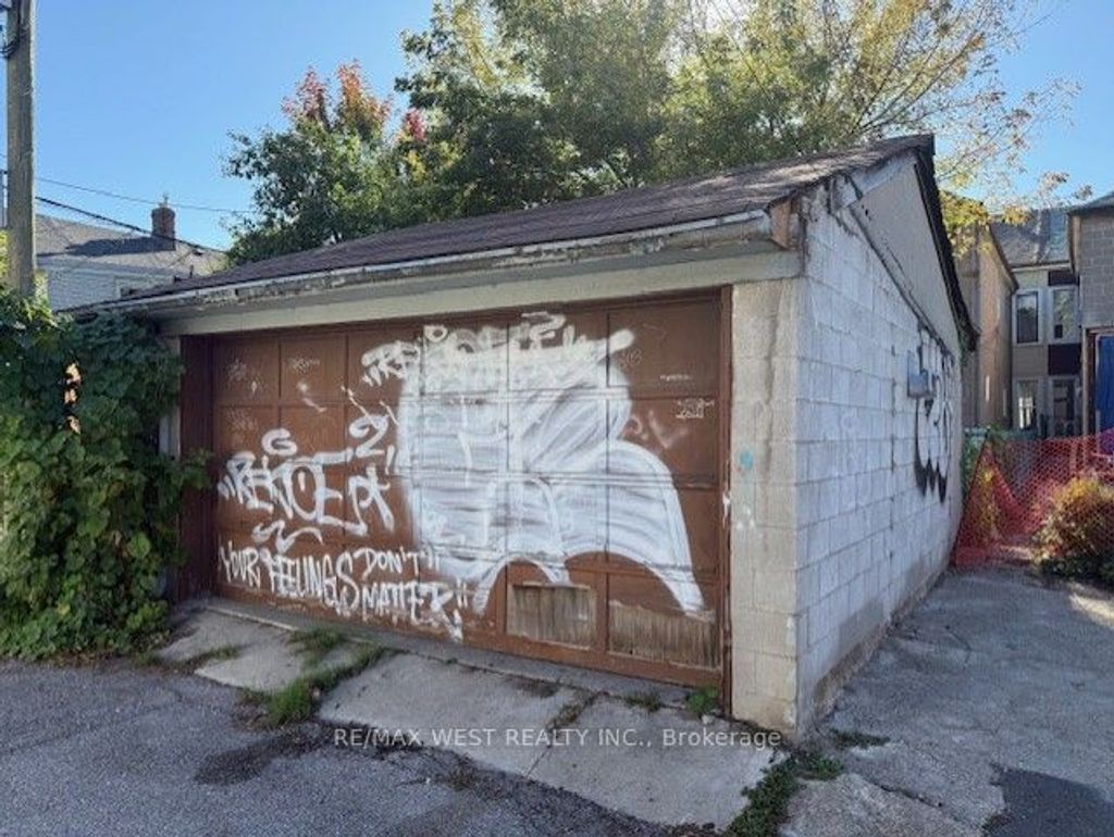 Photo of 23 clinton Street, Toronto, ON M6J 2N6 (MLS # C12445416)