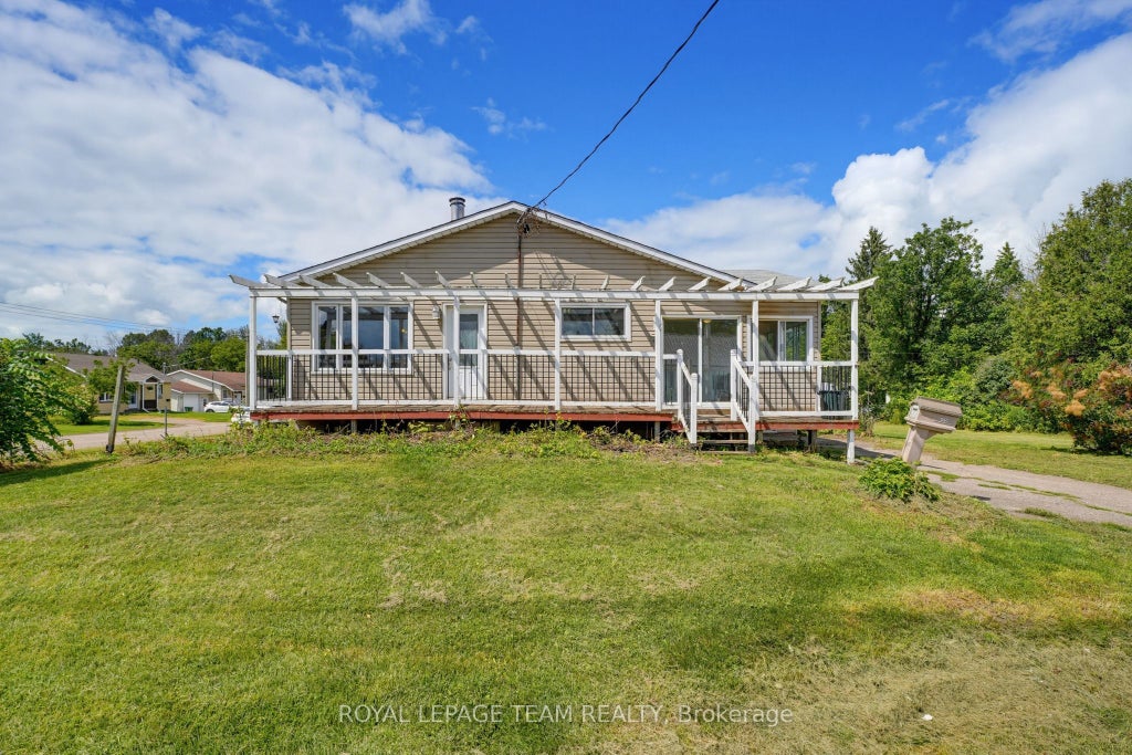 Photo of 550 Giroux Street, Pembroke, ON K8A 4G5 (MLS # X13702806)