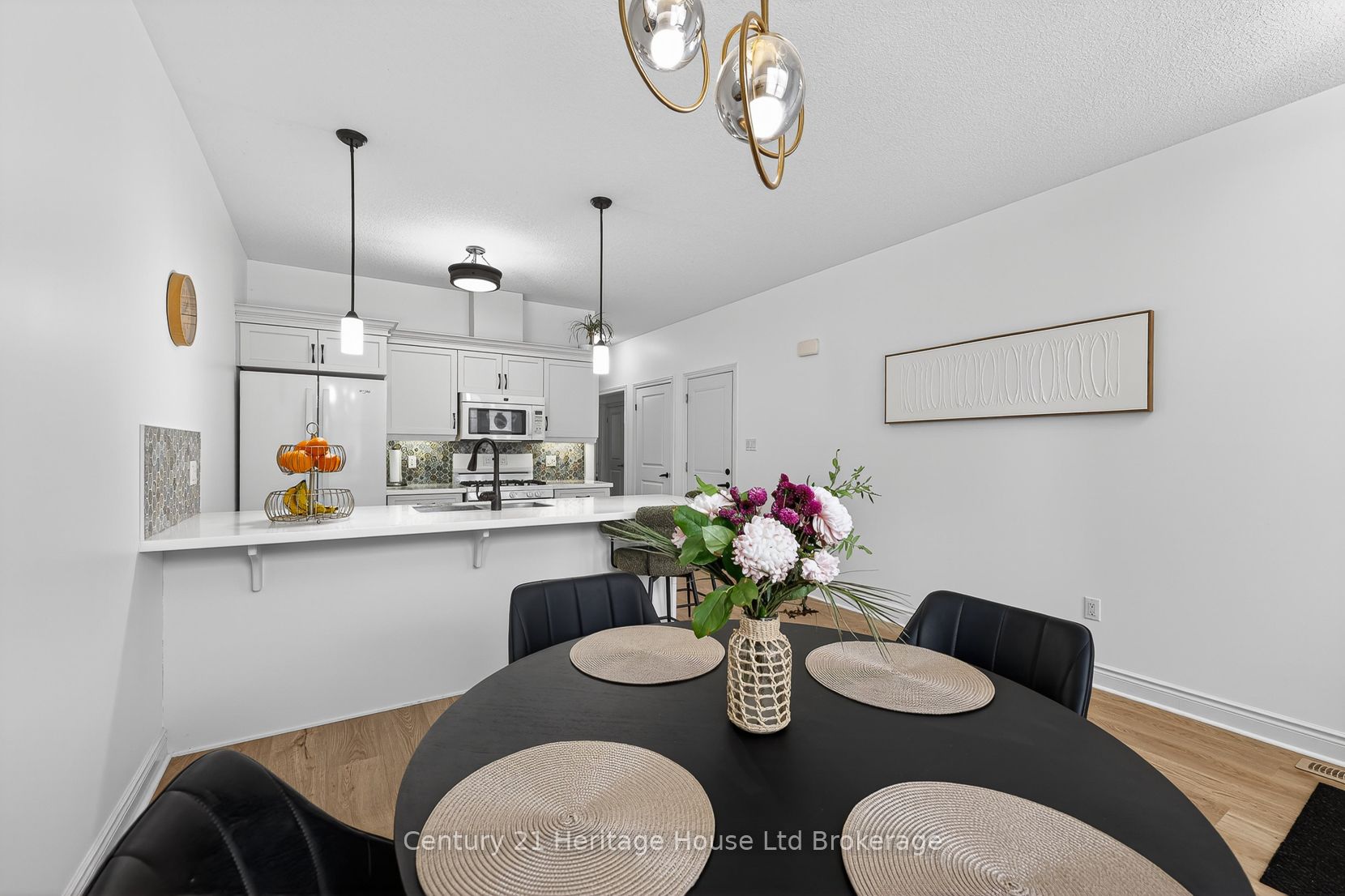 111 King Street E 9