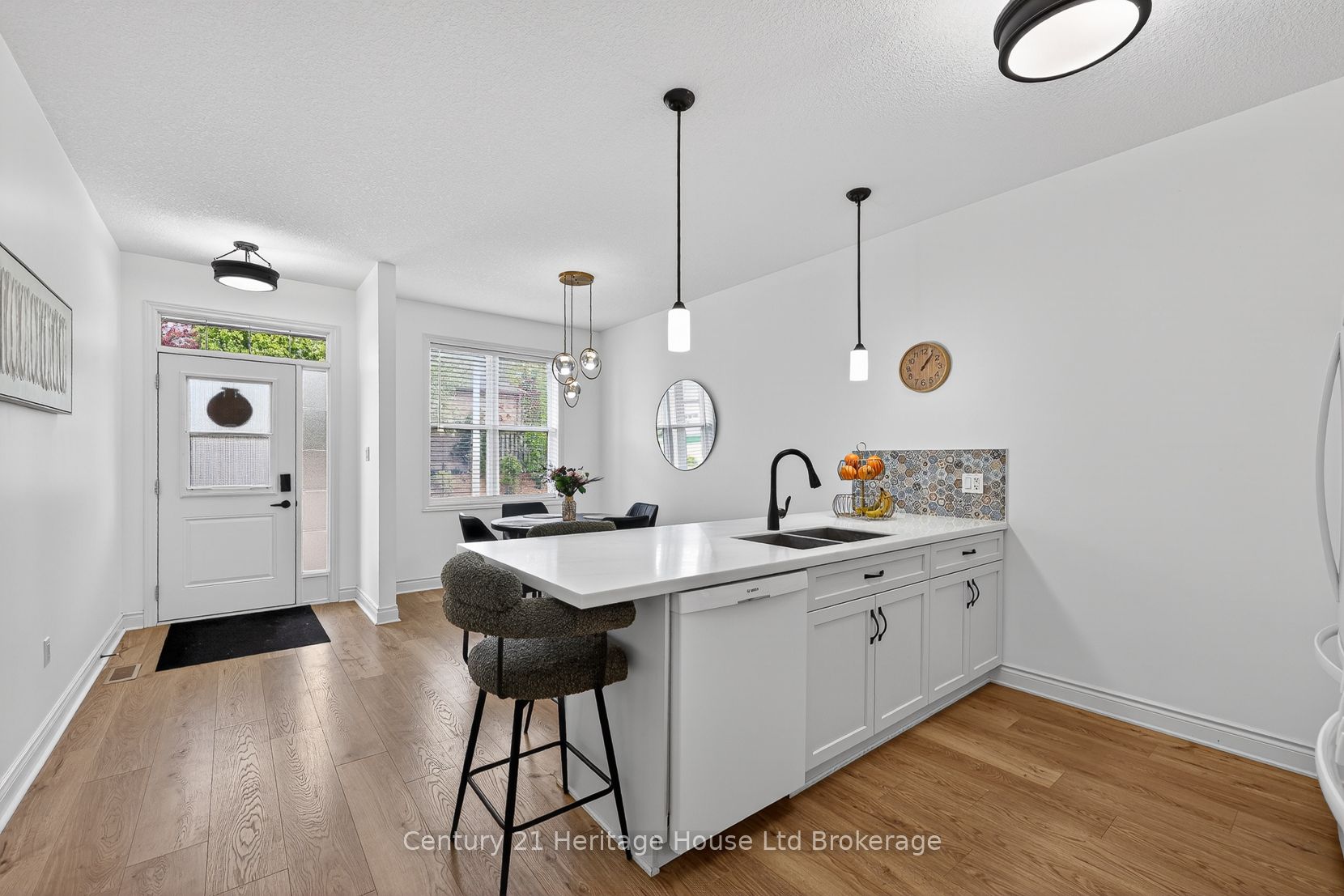 111 King Street E 9