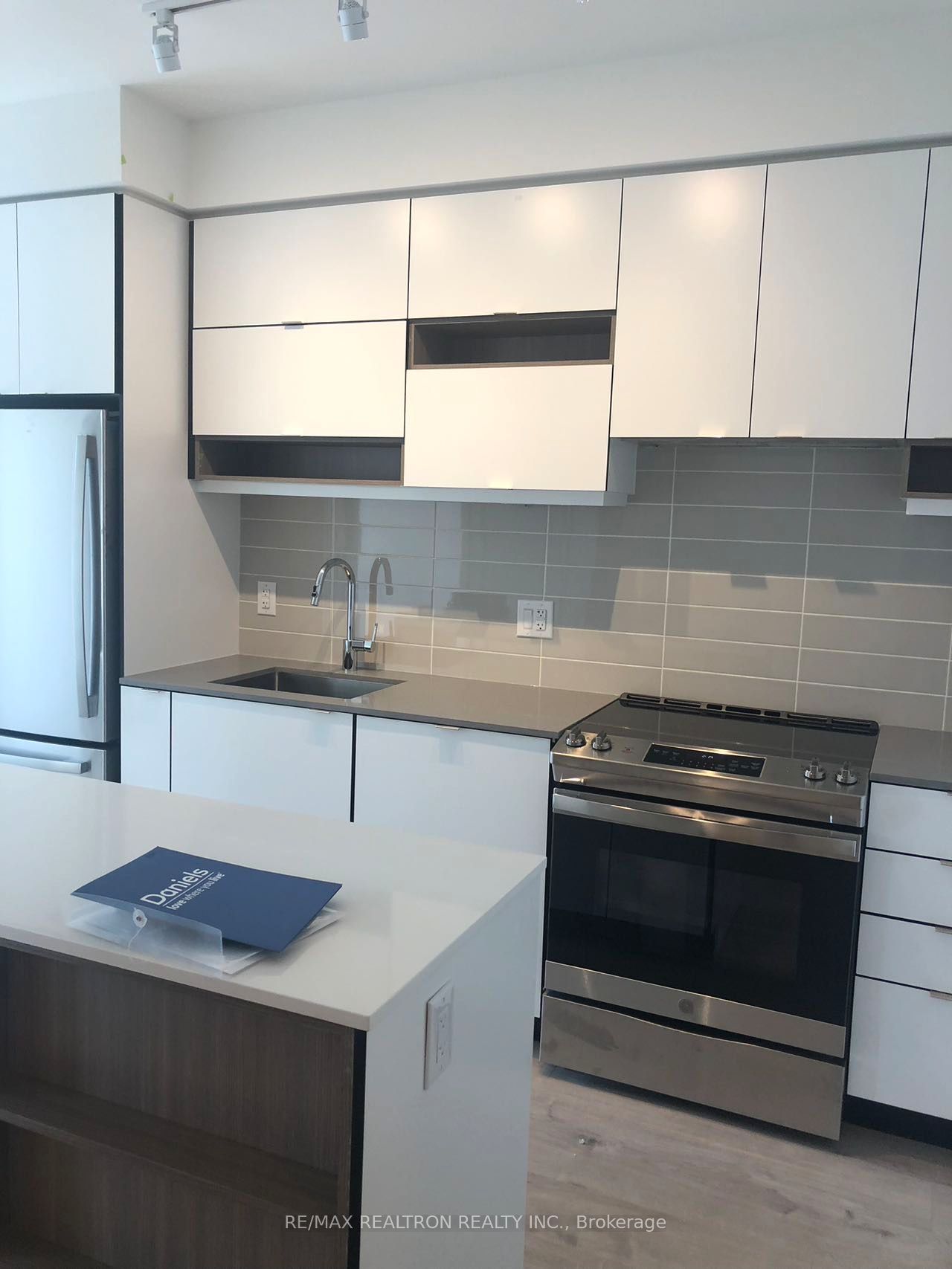 4065 Confederation Parkway 3301
