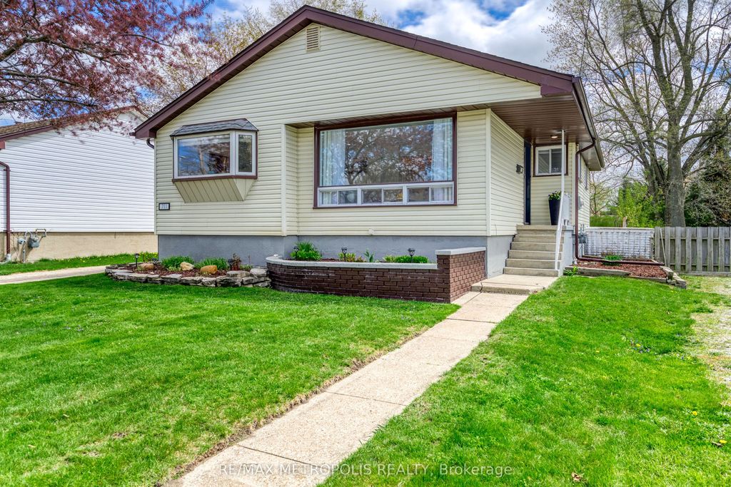 Photo of 711 Michigan Avenue, Point Edward, ON N7V 1G9 (MLS # X13074624)