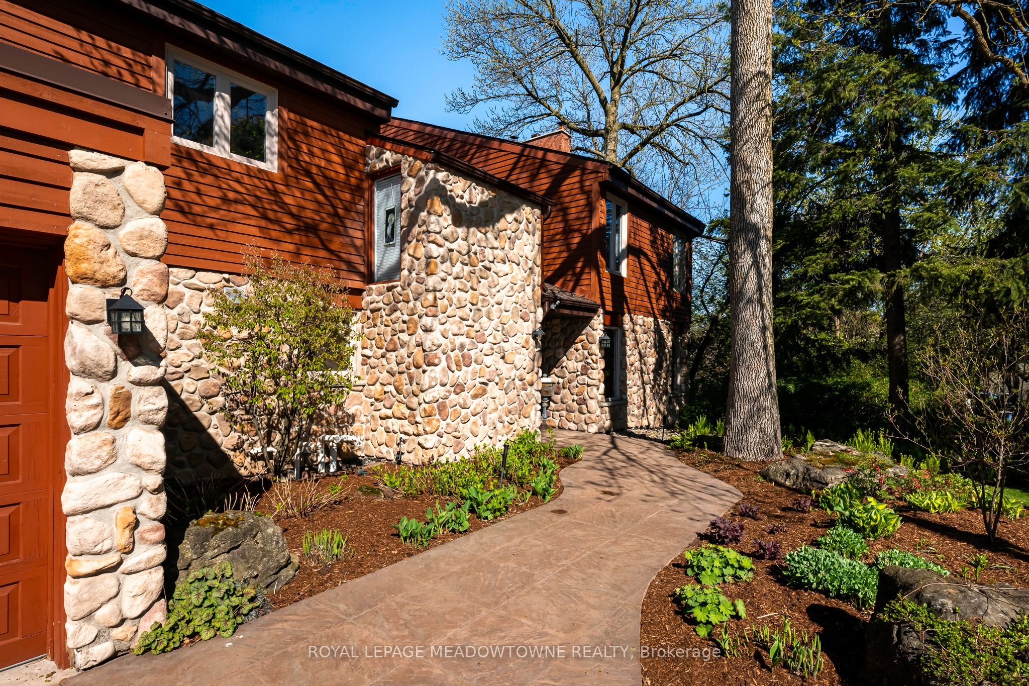 28 Pine Tree Crescent