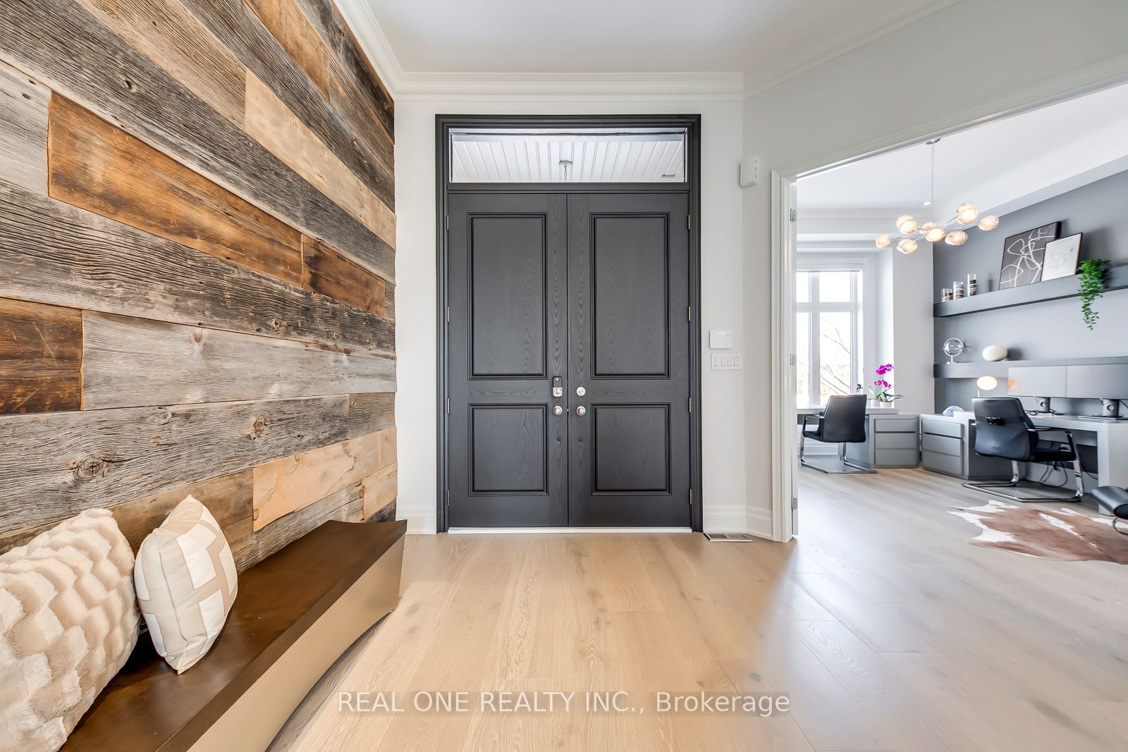 1384 Pinery Crescent