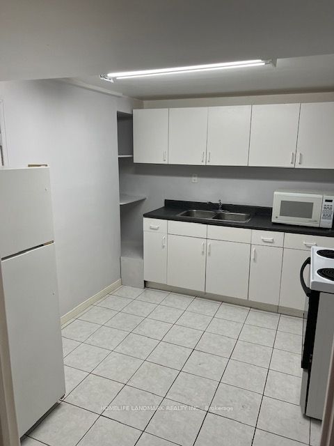 1216 Shamir Crescent Lower Level Mississauga ON L5C 1L1