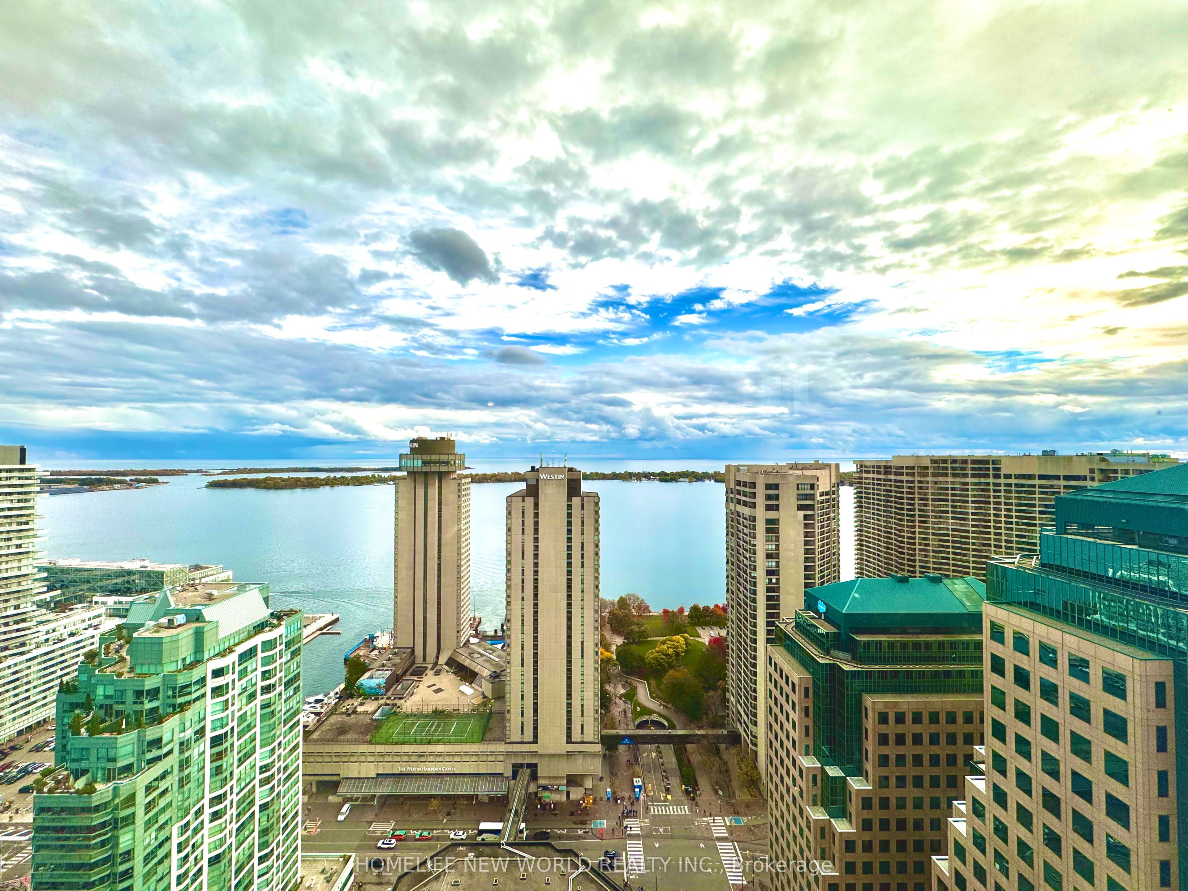 33 BAY Street S 3812