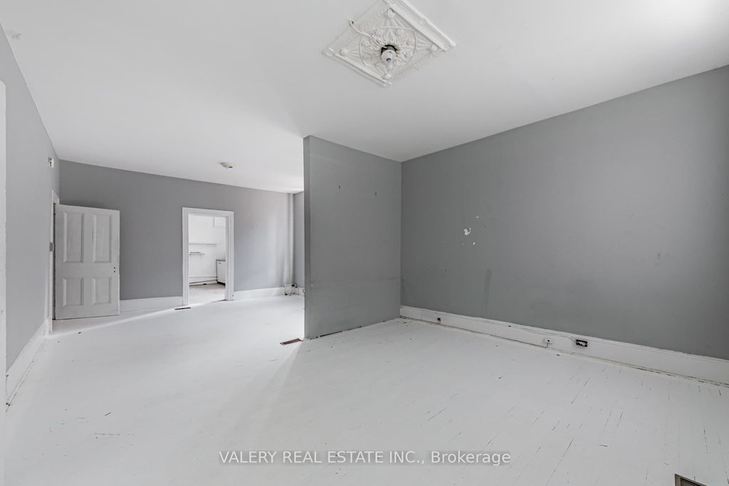 Photo of 9 St Patricks Square, Toronto, ON M5T 1W8 (MLS # C12416073)