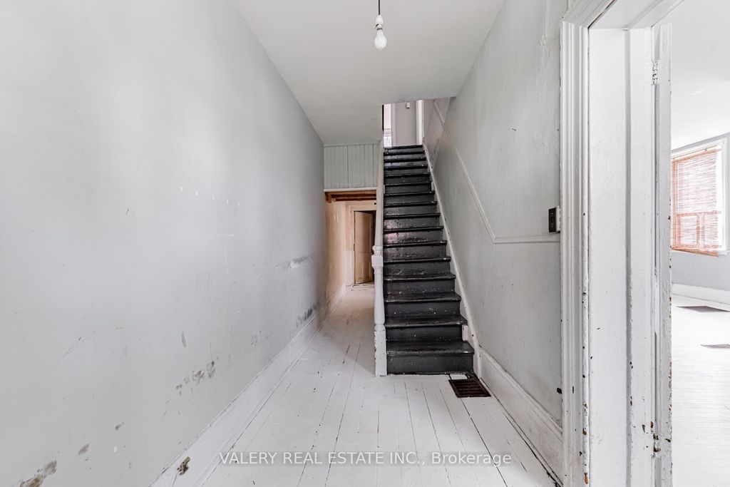 Photo of 9 St Patricks Square, Toronto, ON M5T 1W8 (MLS # C12416073)