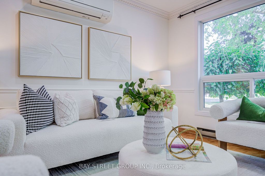 Photo of 214 William Roe Boulevard, Newmarket, ON L3Y 1B5 (MLS # N13073464)