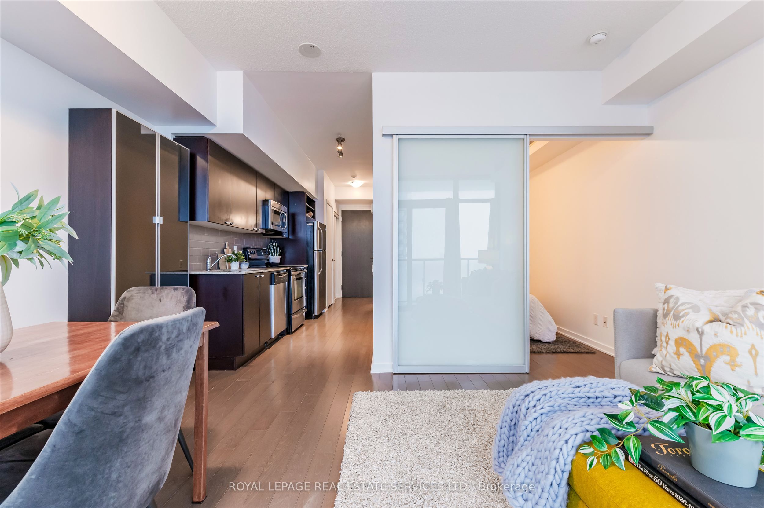 105 The Queensway Avenue 2012