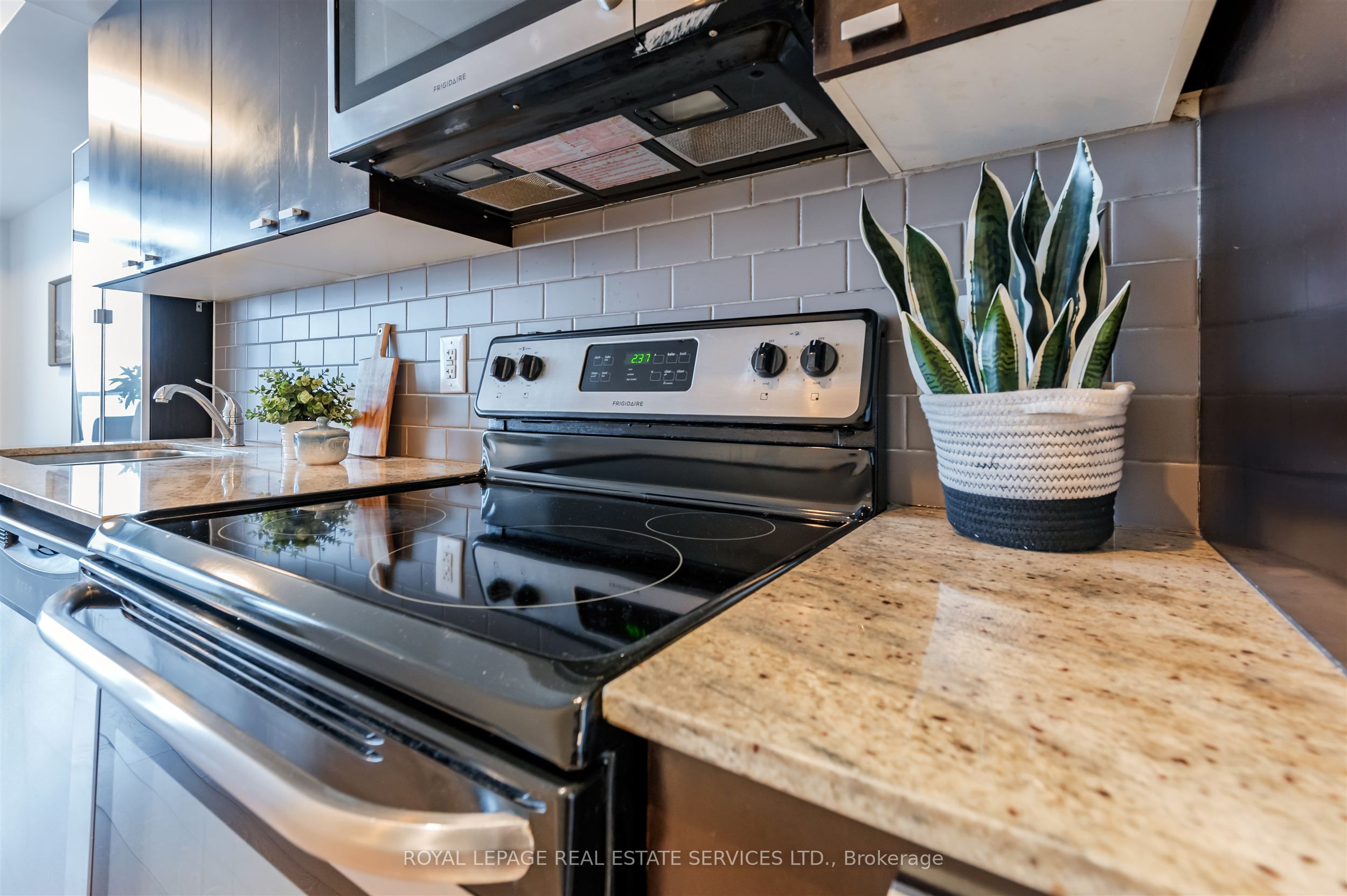 105 The Queensway Avenue 2012