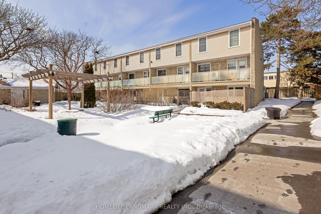 Photo of 35 BRECKENRIDGE Drive #28, Kitchener, ON N2B 3H5 (MLS # X12909554)