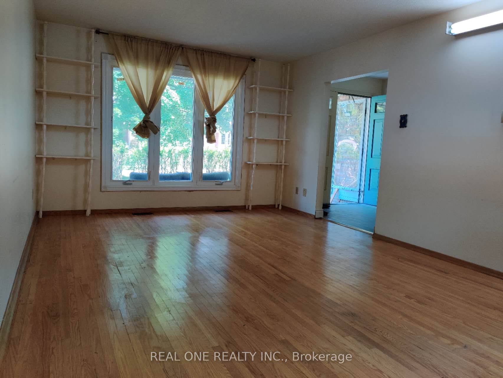 93 Southdale Drive Upper