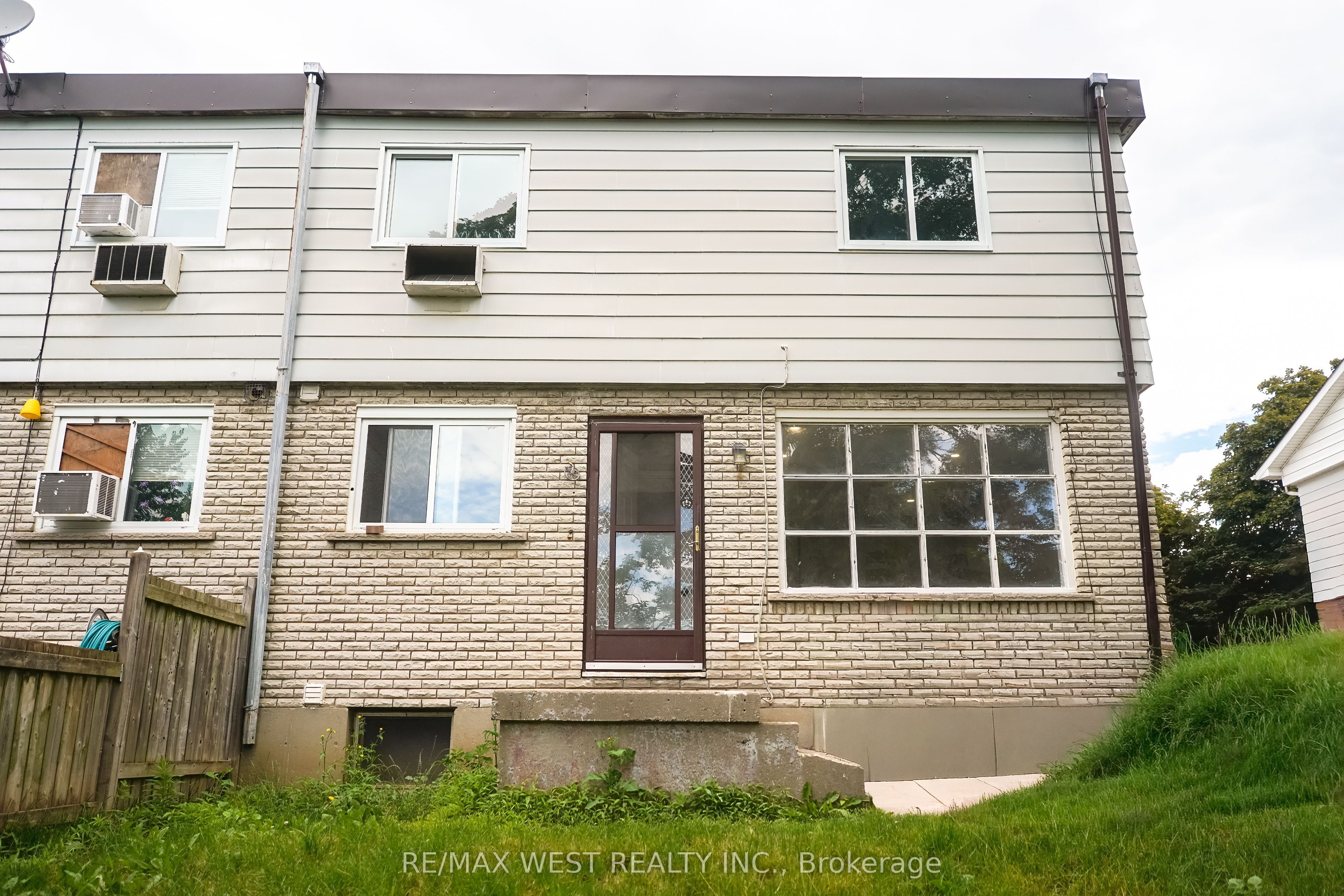 Photo 1 of 25 — 15 Brenda Court 3, Brantford, ON N3R 2L8
