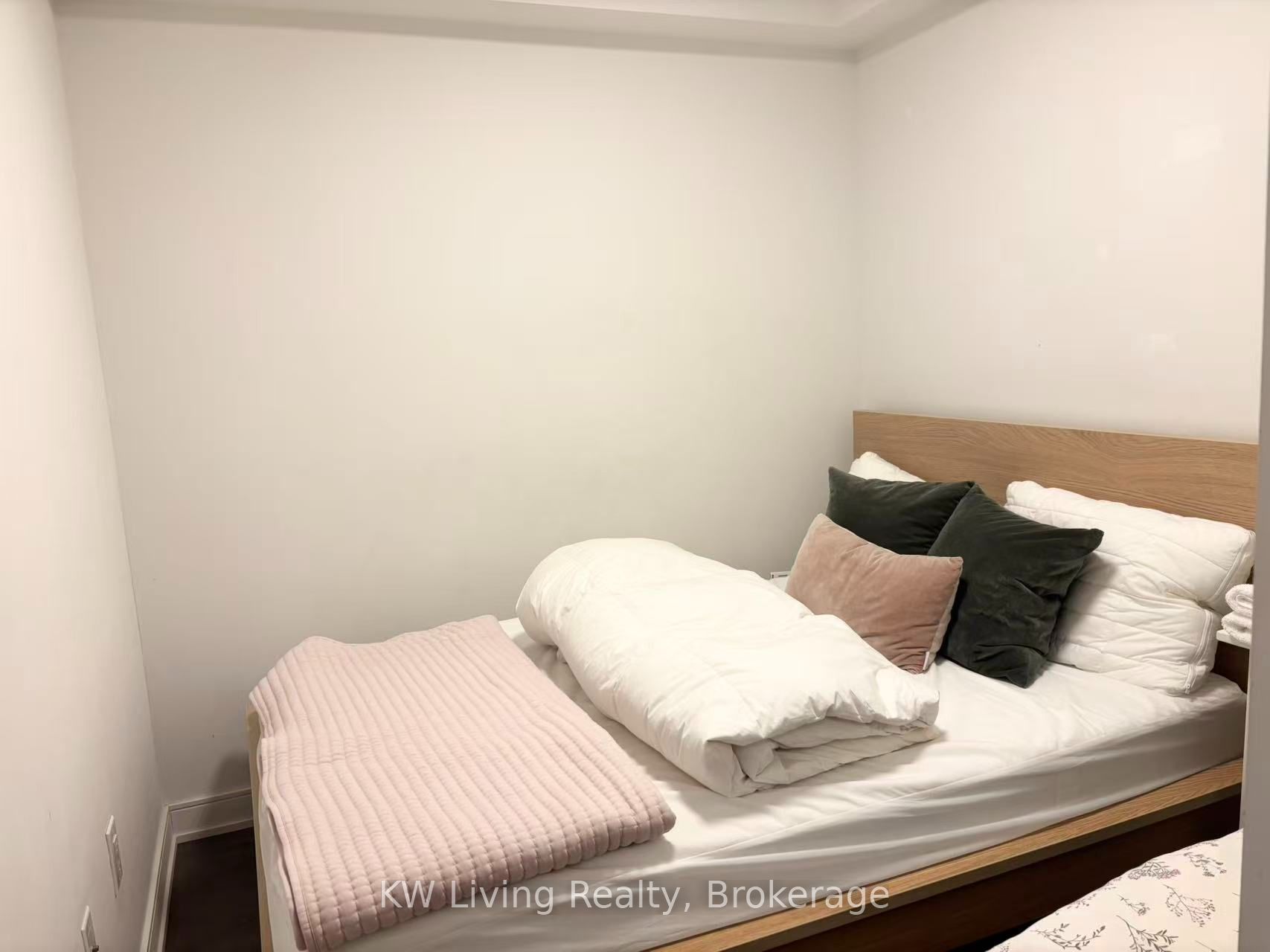 525 Adelaide Street W 1033