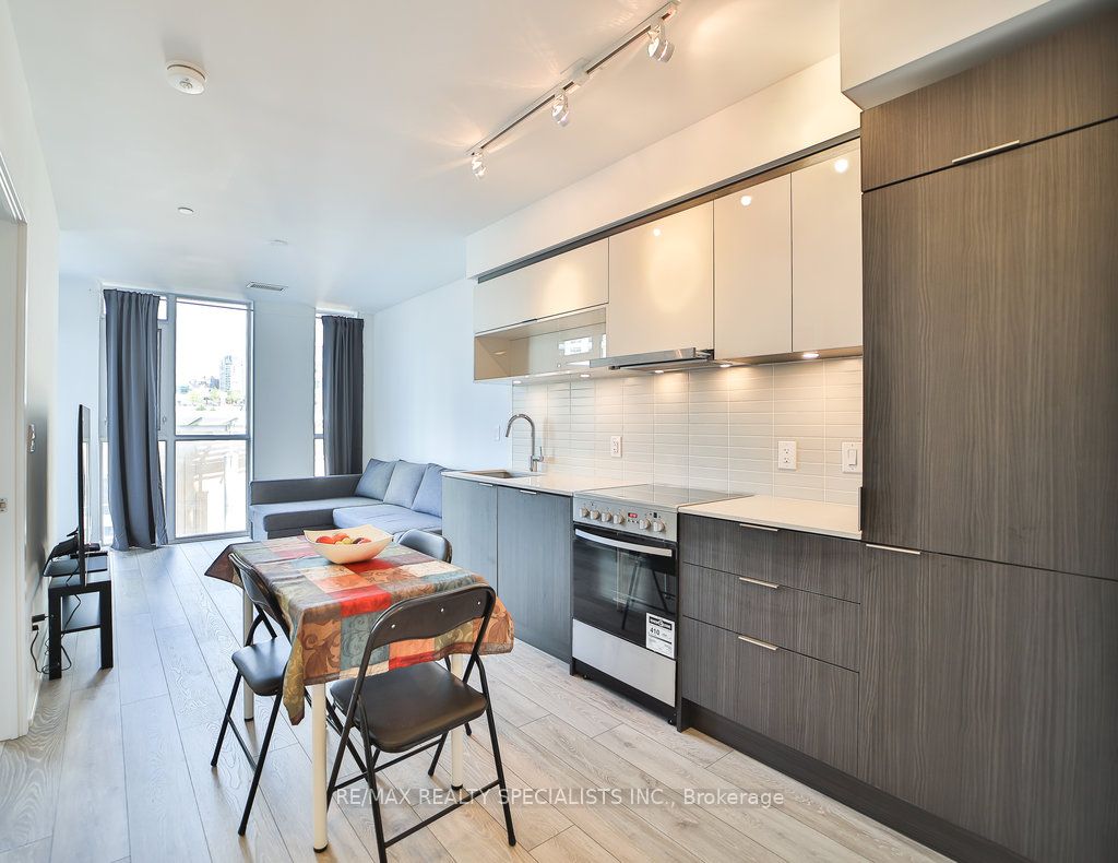 159 Wellesley Street E 404