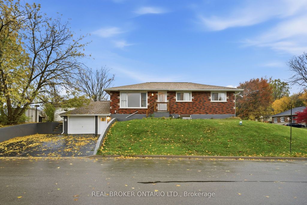 Photo of 31 Oakwood Avenue, Norfolk, ON N3Y 1H5 (MLS # X12530606)