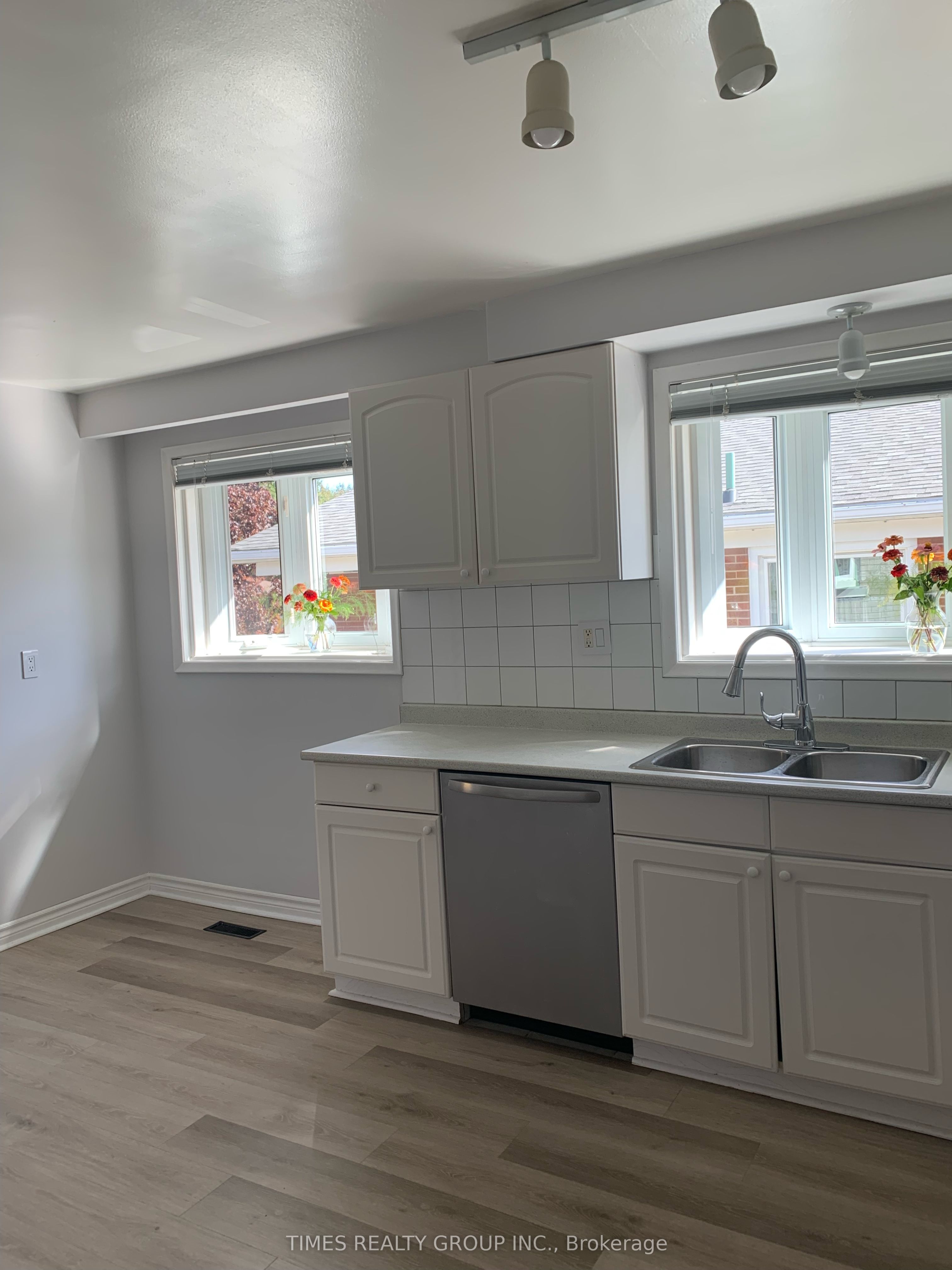 3346 Ivernia Road Main