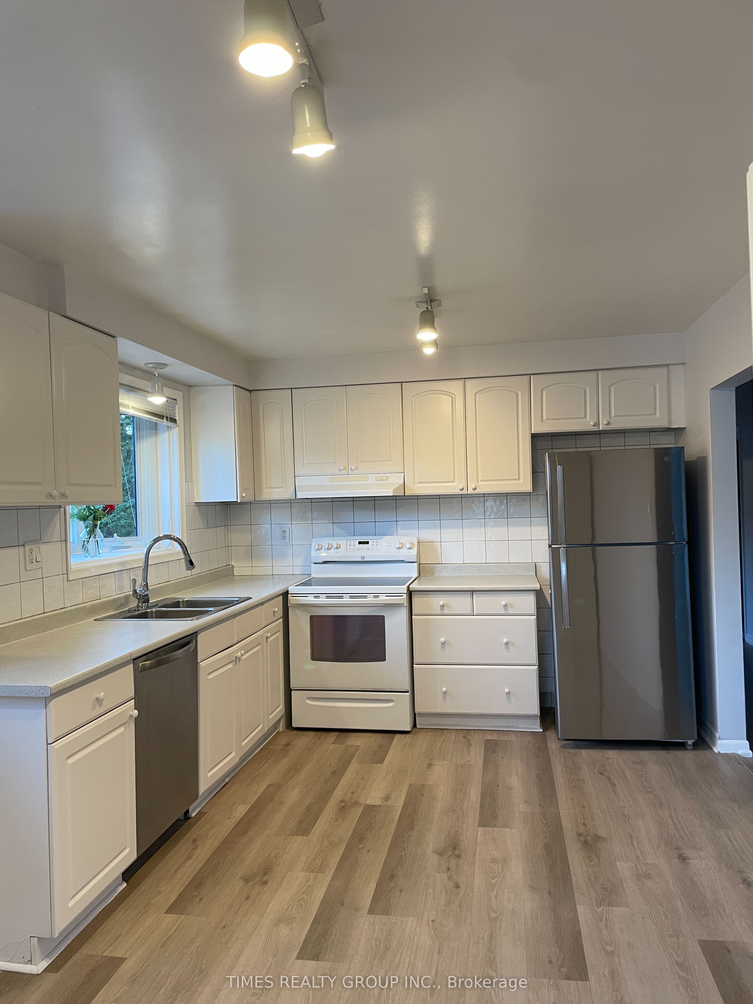 3346 Ivernia Road Main