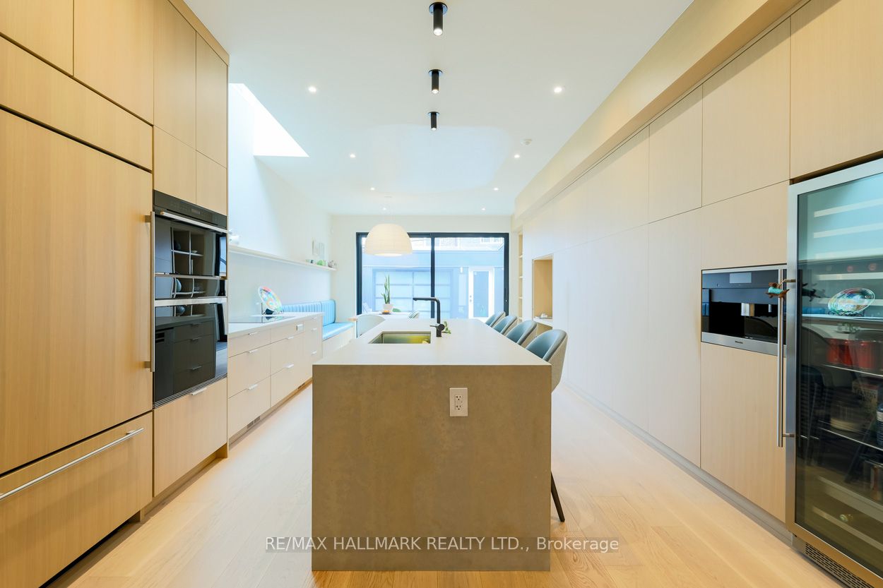 728 Richmond Street W