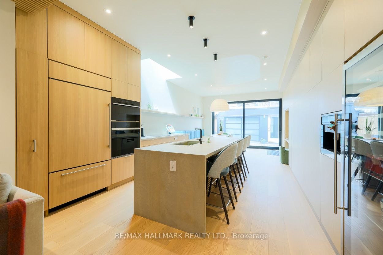 728 Richmond Street W