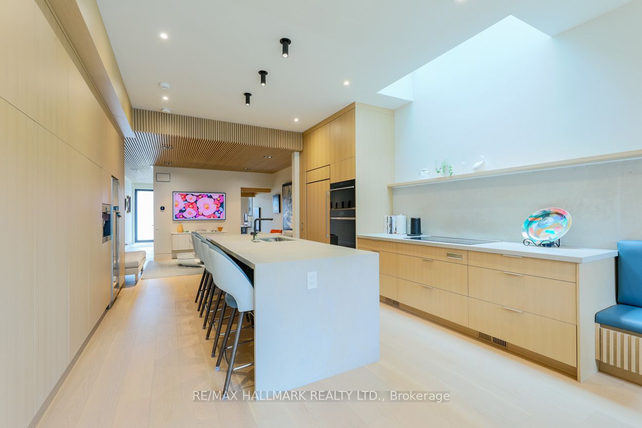 728 Richmond Street W