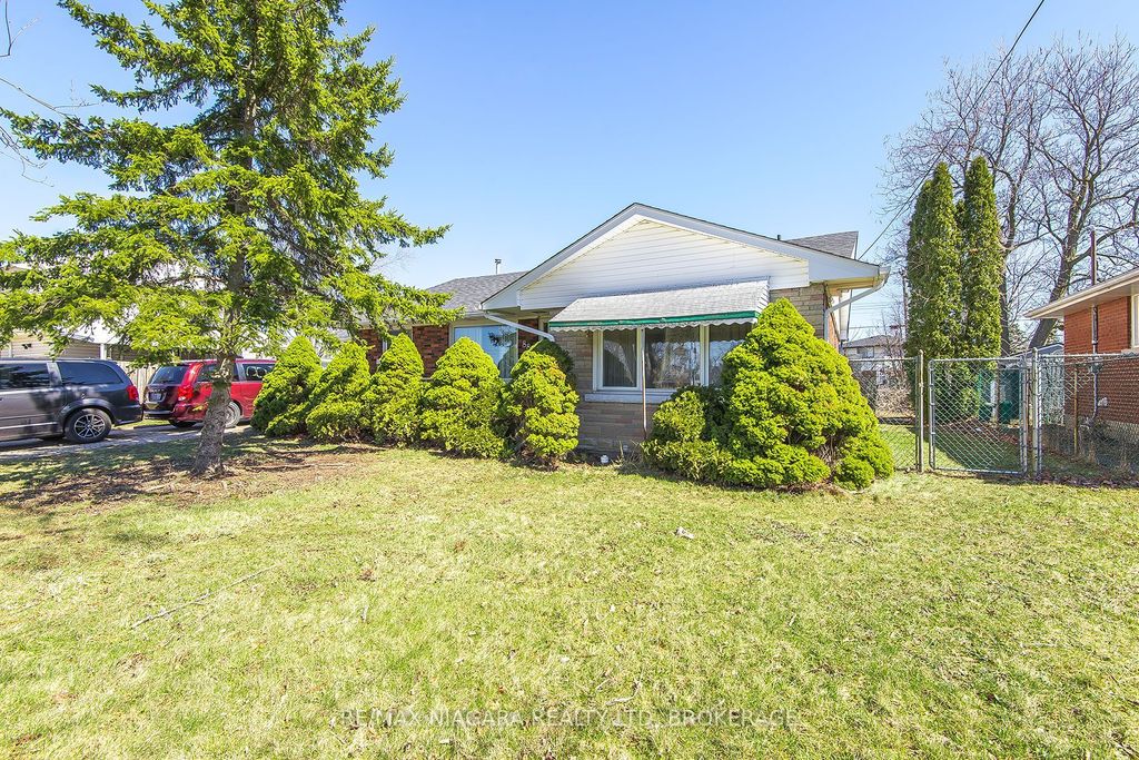 Photo of 88 Golden Boulevard E, Welland, ON L3B 1H7 (MLS # X12932654)