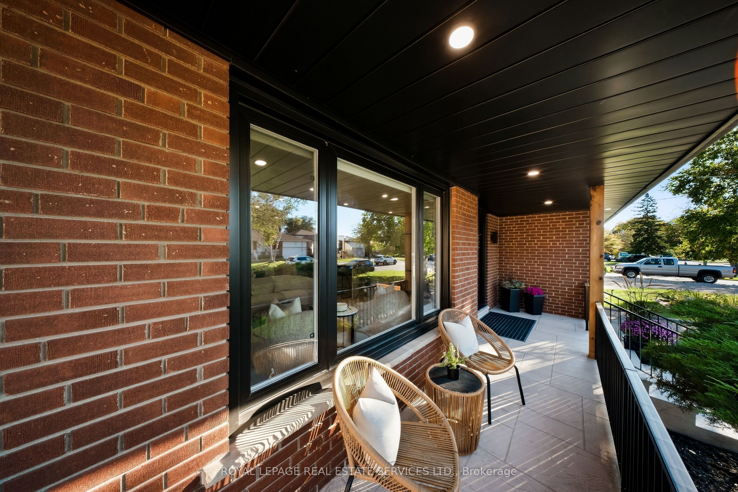 655 Netherton Crescent