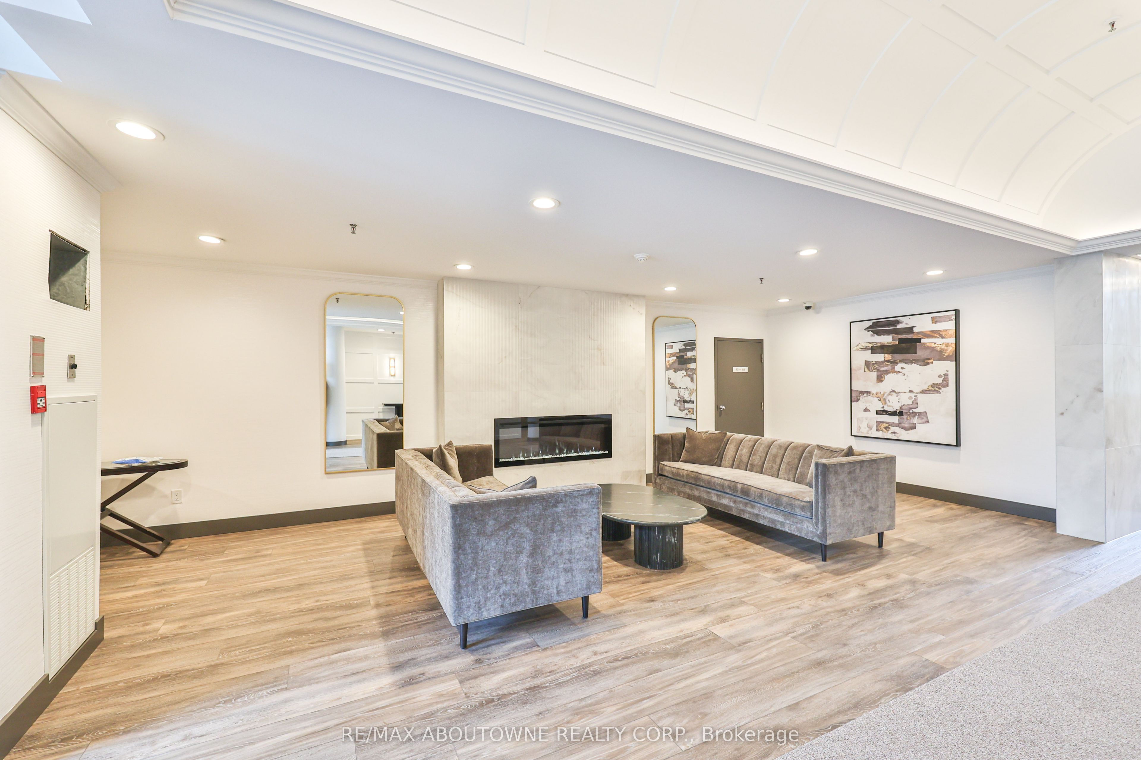 185 Robinson Street 404