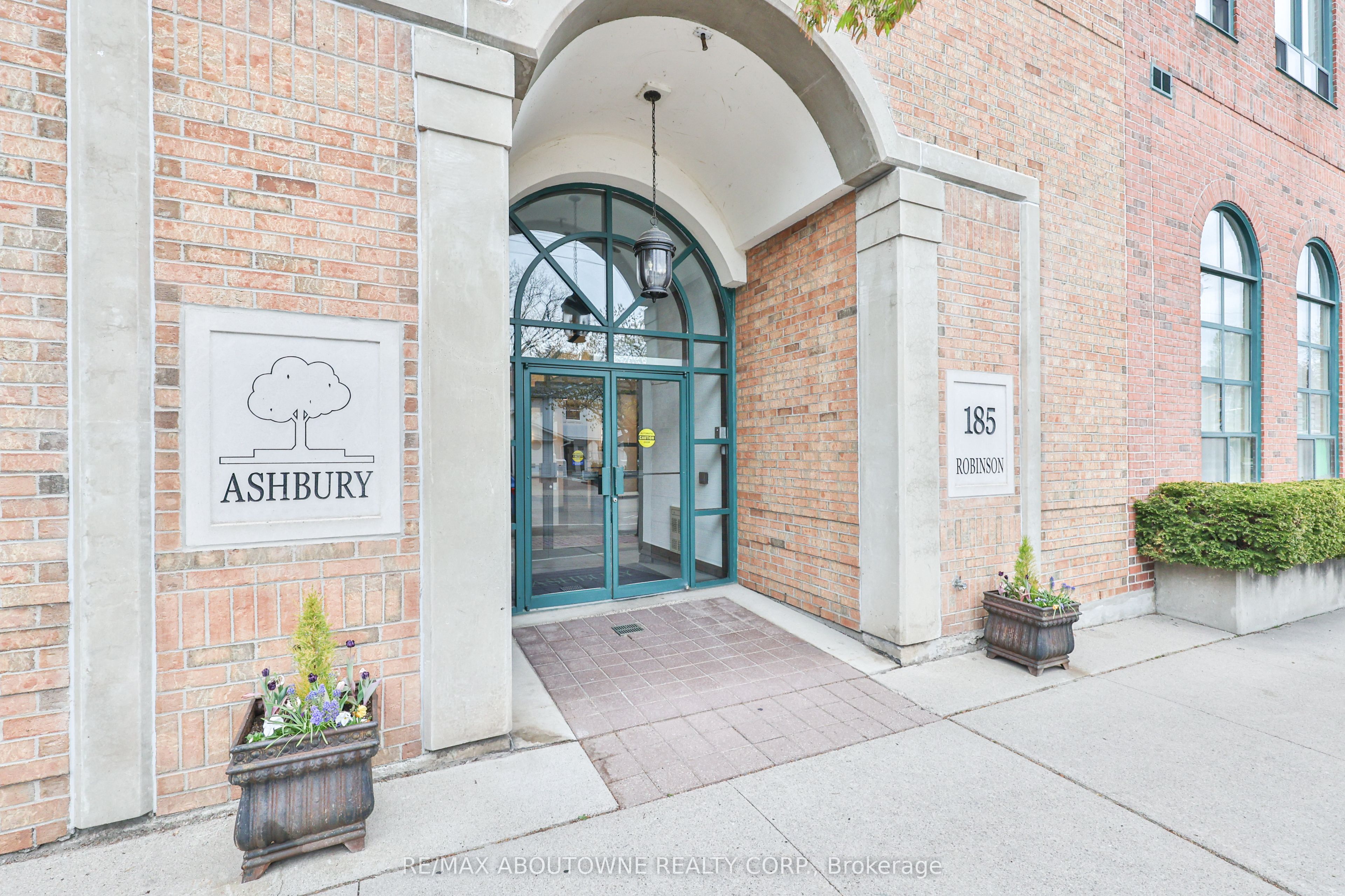 185 Robinson Street 404