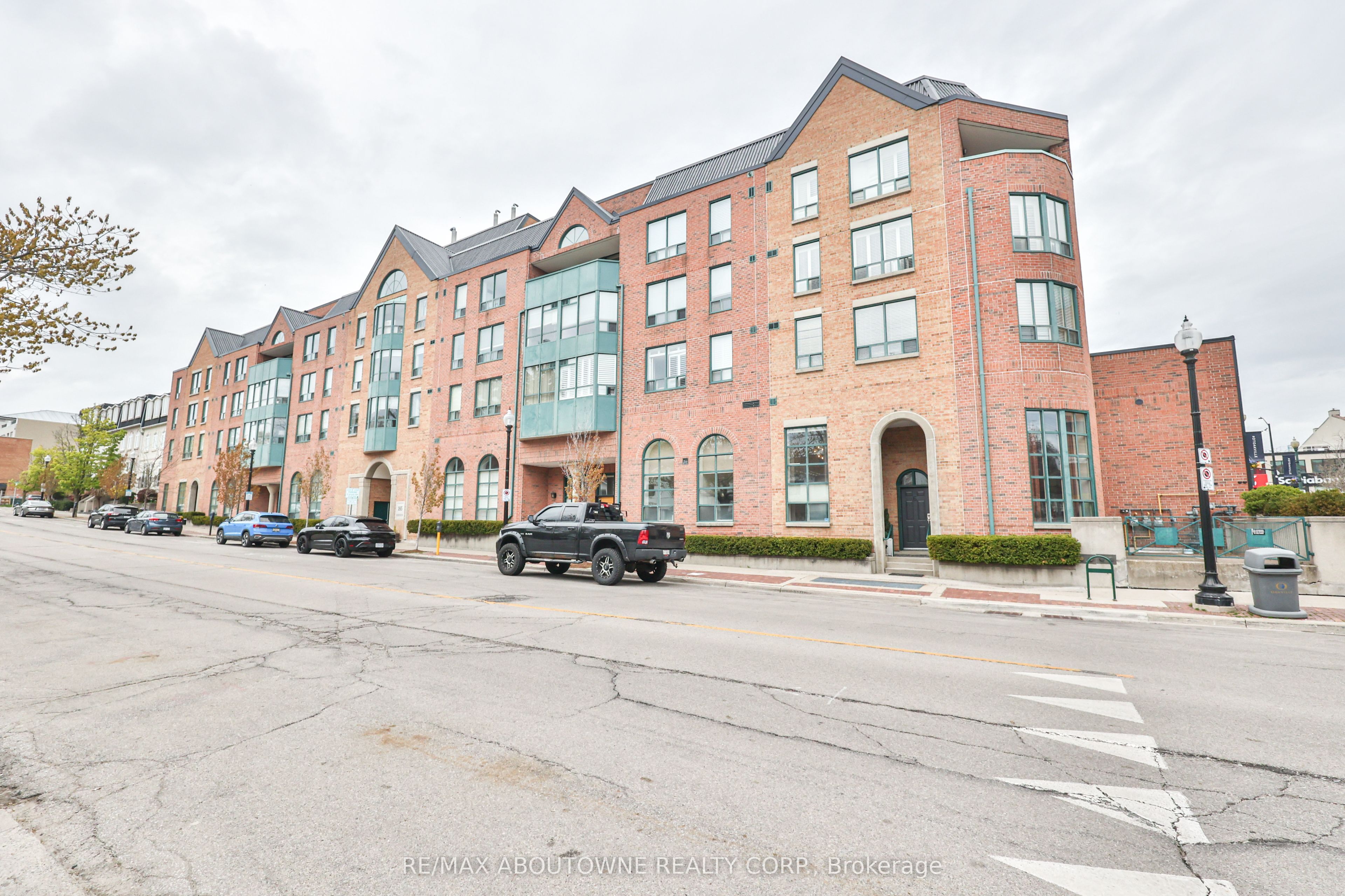 185 Robinson Street 404