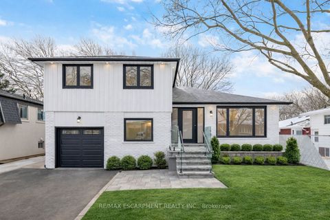 2276 Wyandotte Drive Oakville ON L6L 2T5