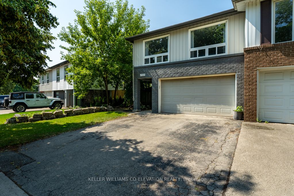 1555 Newlands Crescent