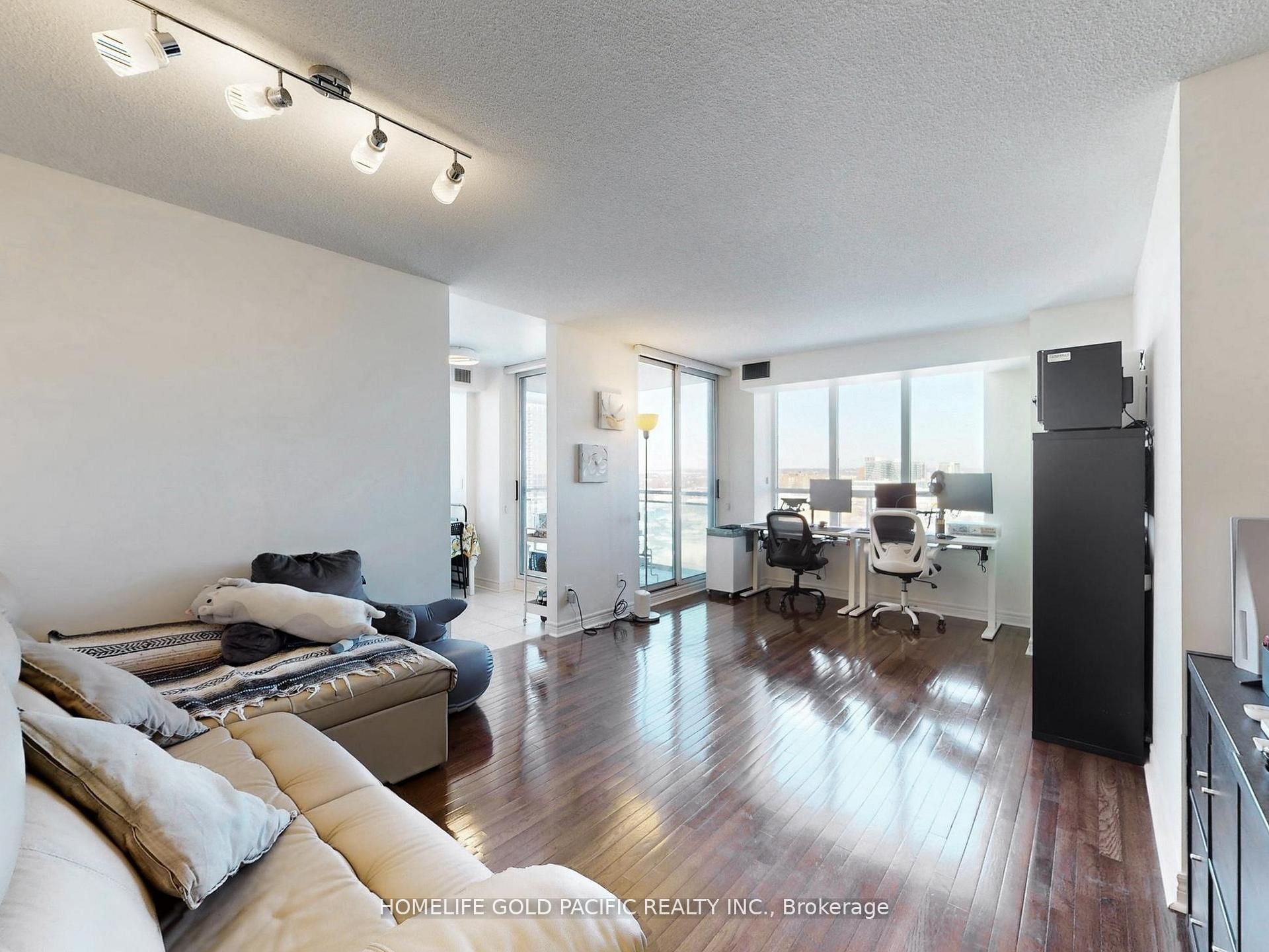 350 Red Maple Road 1211