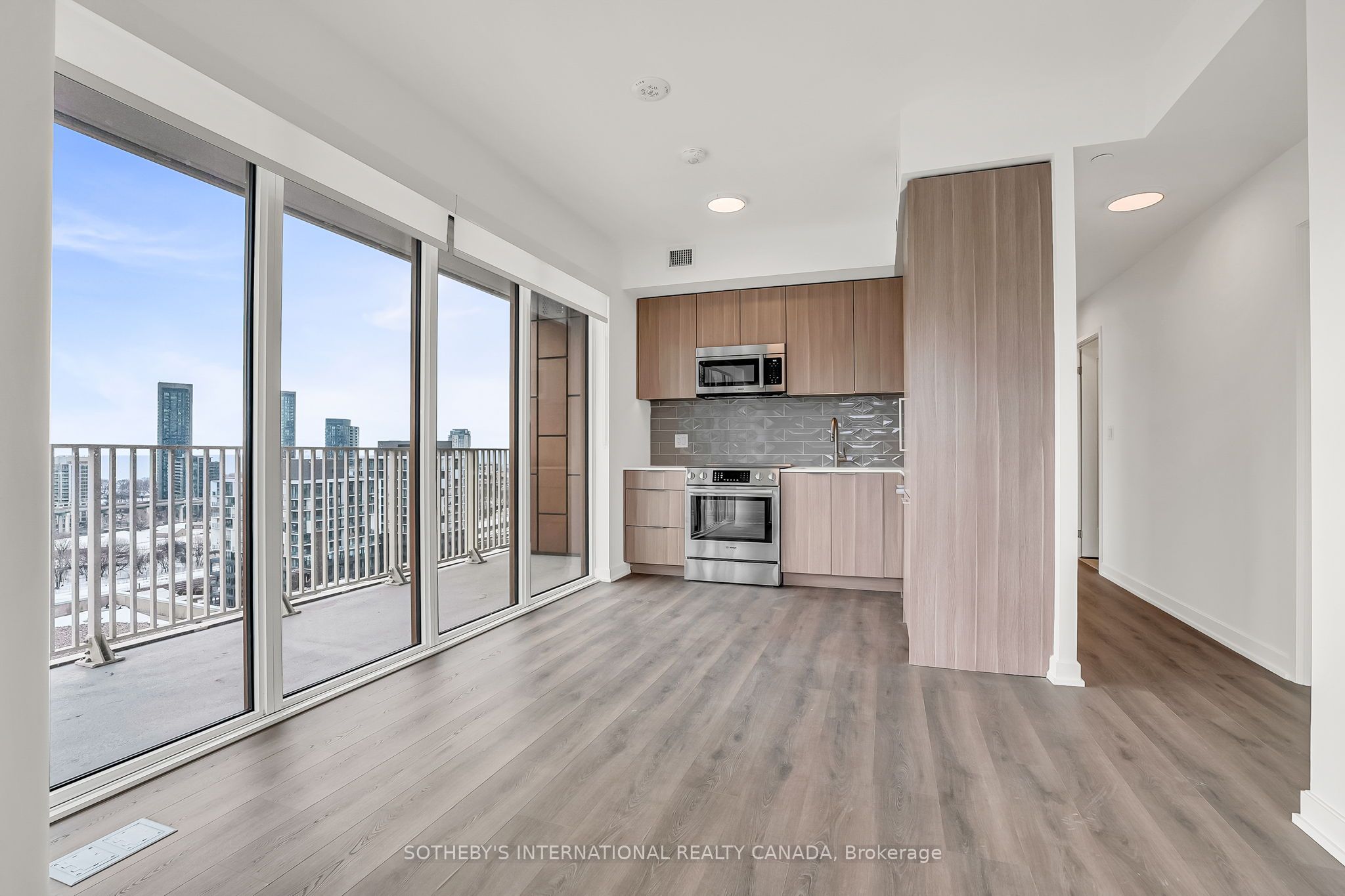Photo 1 of 48 — 88 Bathurst Street 1416, Toronto, ON M5W 0W8