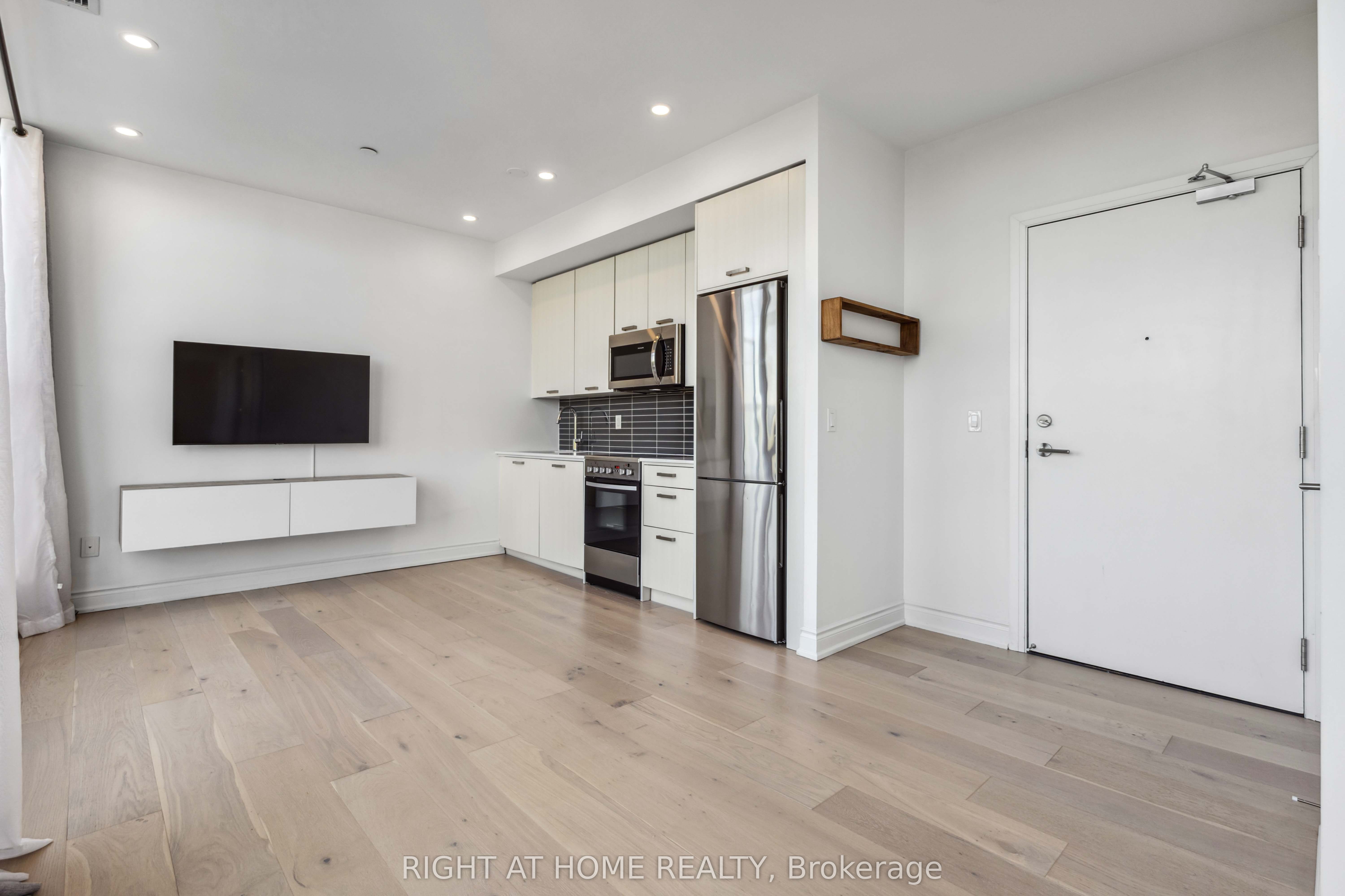 2301 Danforth Avenue PH801