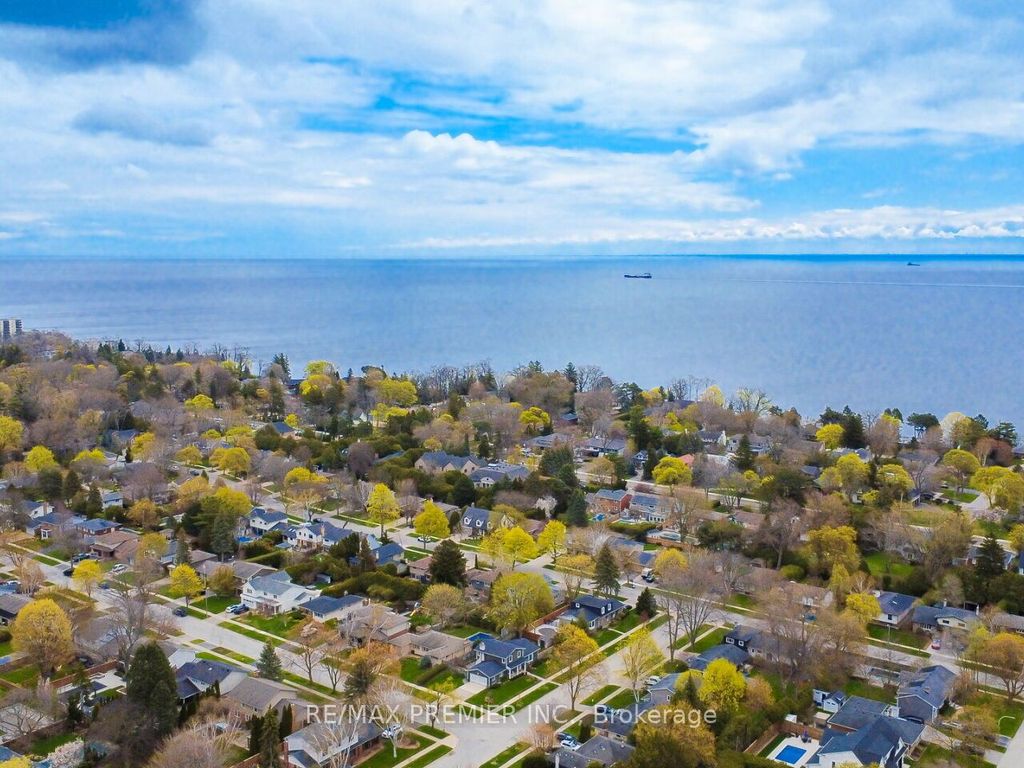 Photo of 225 Juniper Avenue, Burlington, ON L7L 2T2 (MLS # W13078394)