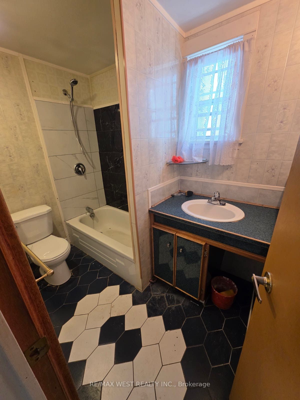 160 King Edward Avenue