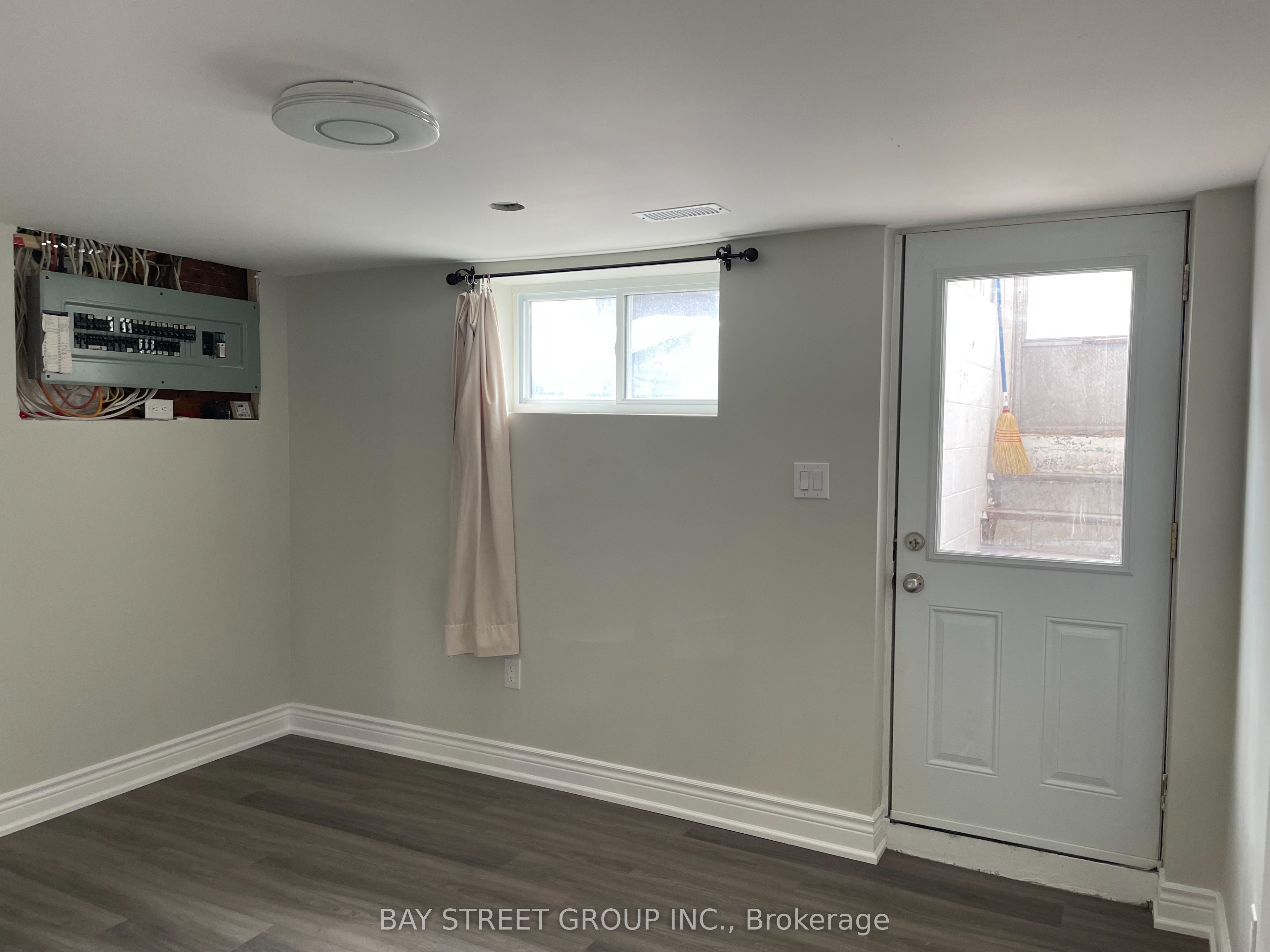 370 Centre Street E