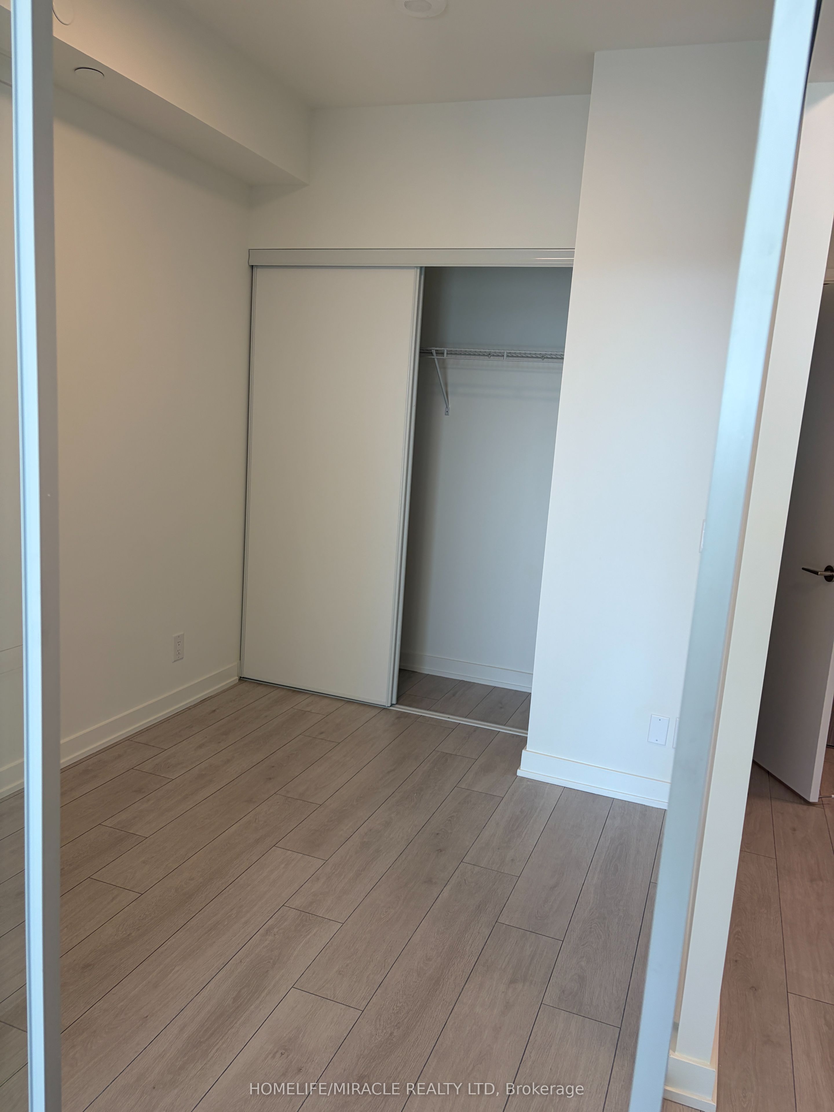 1381 Lakeshore Road E 523