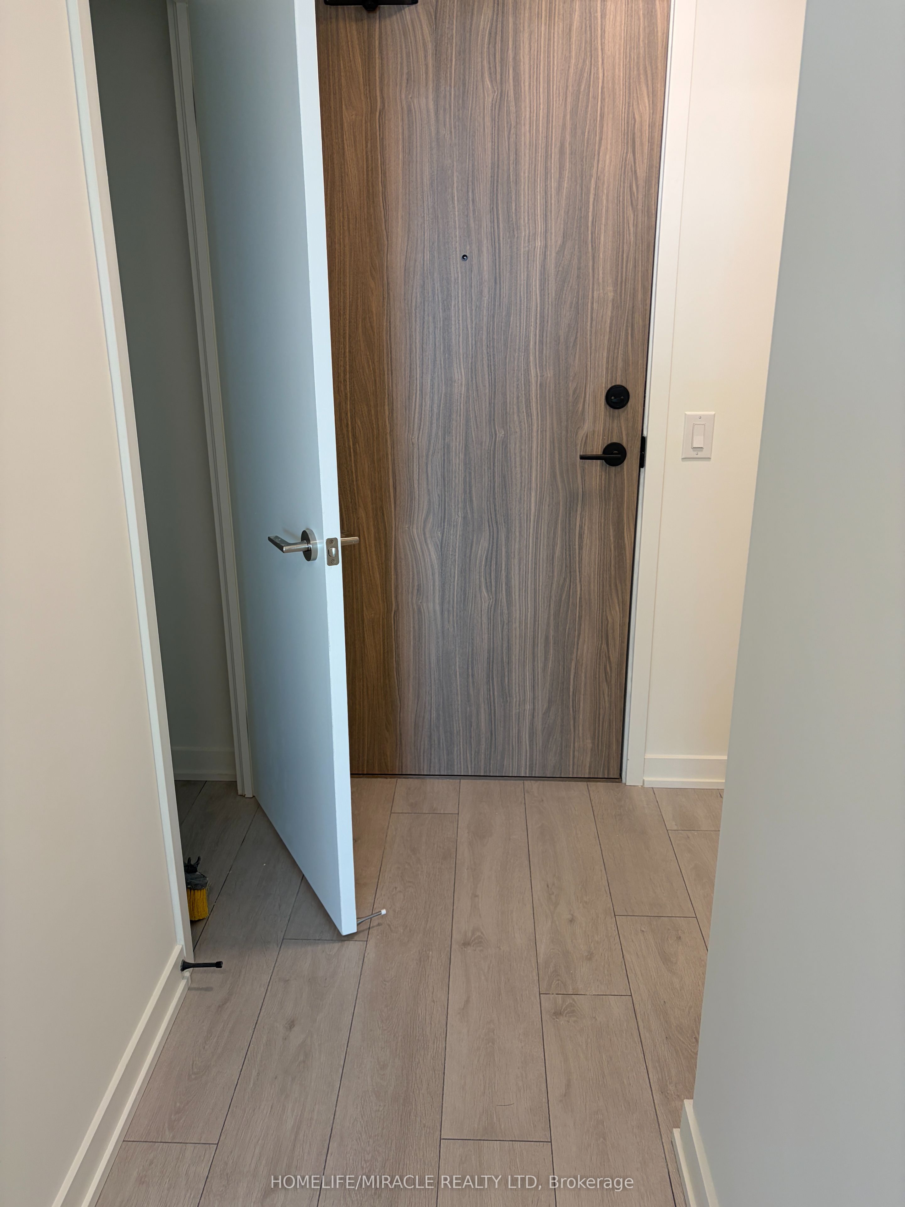 1381 Lakeshore Road E 523